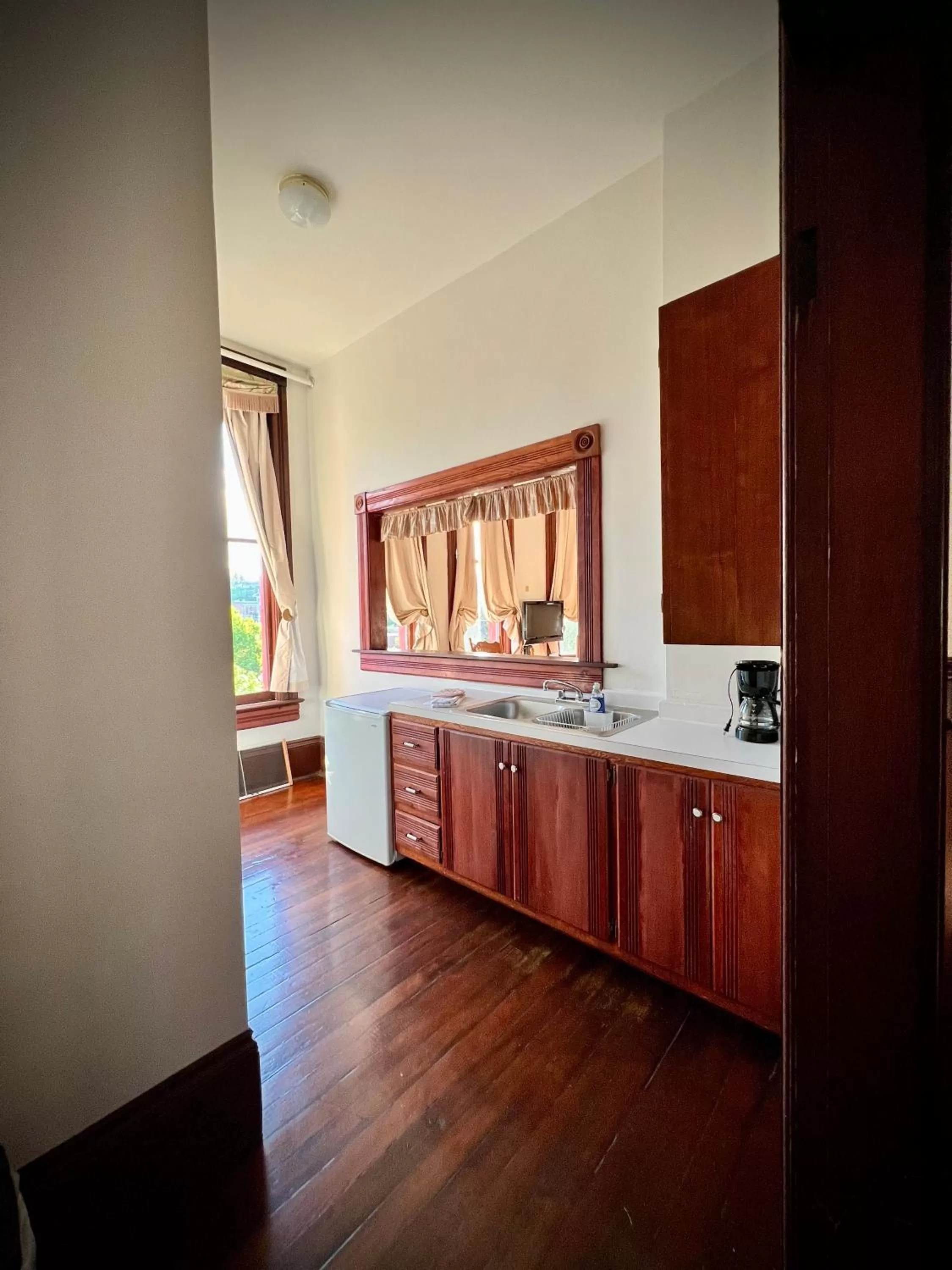 Kitchen/Kitchenette in The Monarch Hotel