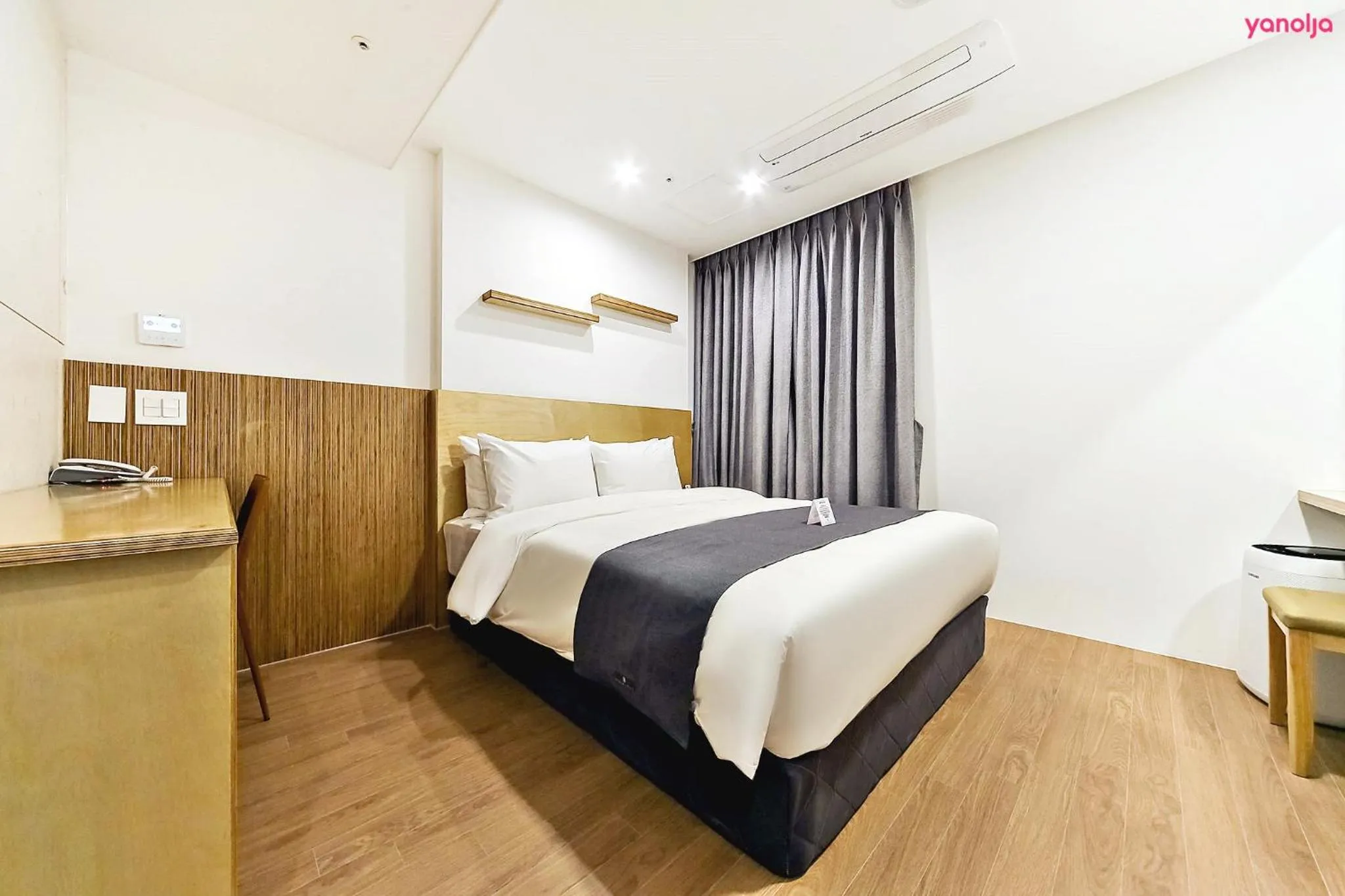 Bed in Hotel Noblestay