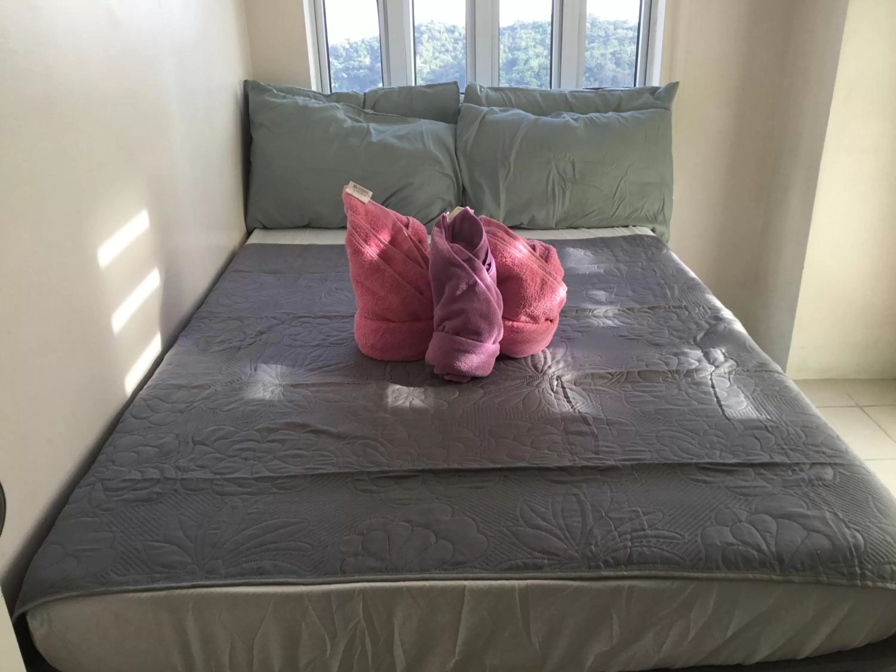 Bed in Condo with Free Swimming Pool & Viewing Deck