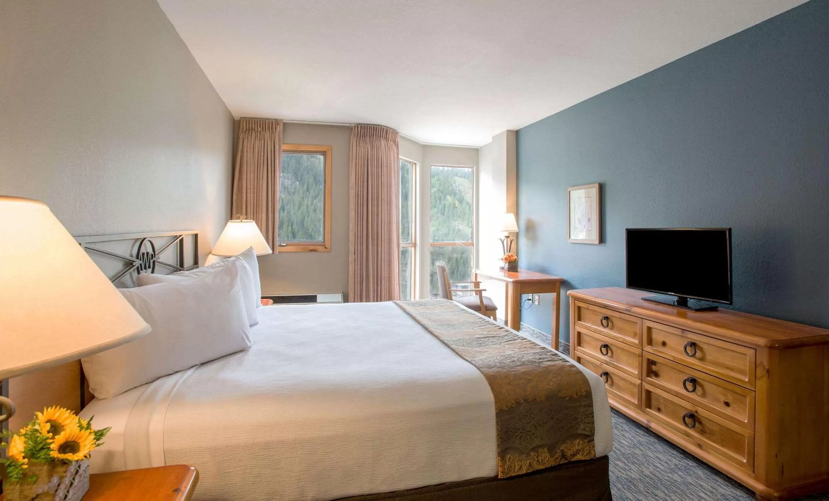 Photo of the whole room, Bed in Winter Park Mountain Lodge