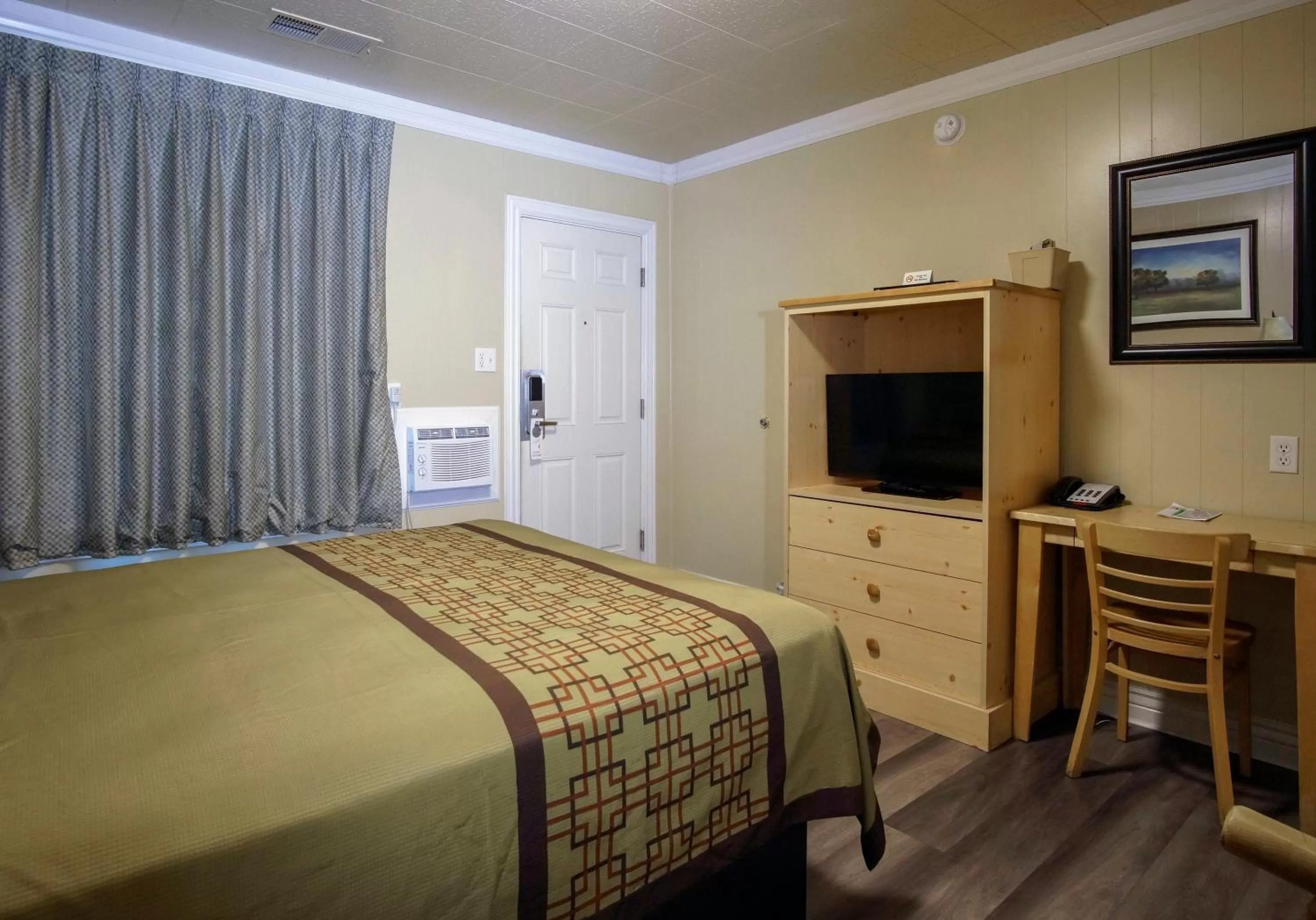 Bed in Green Gables Motel & Suites