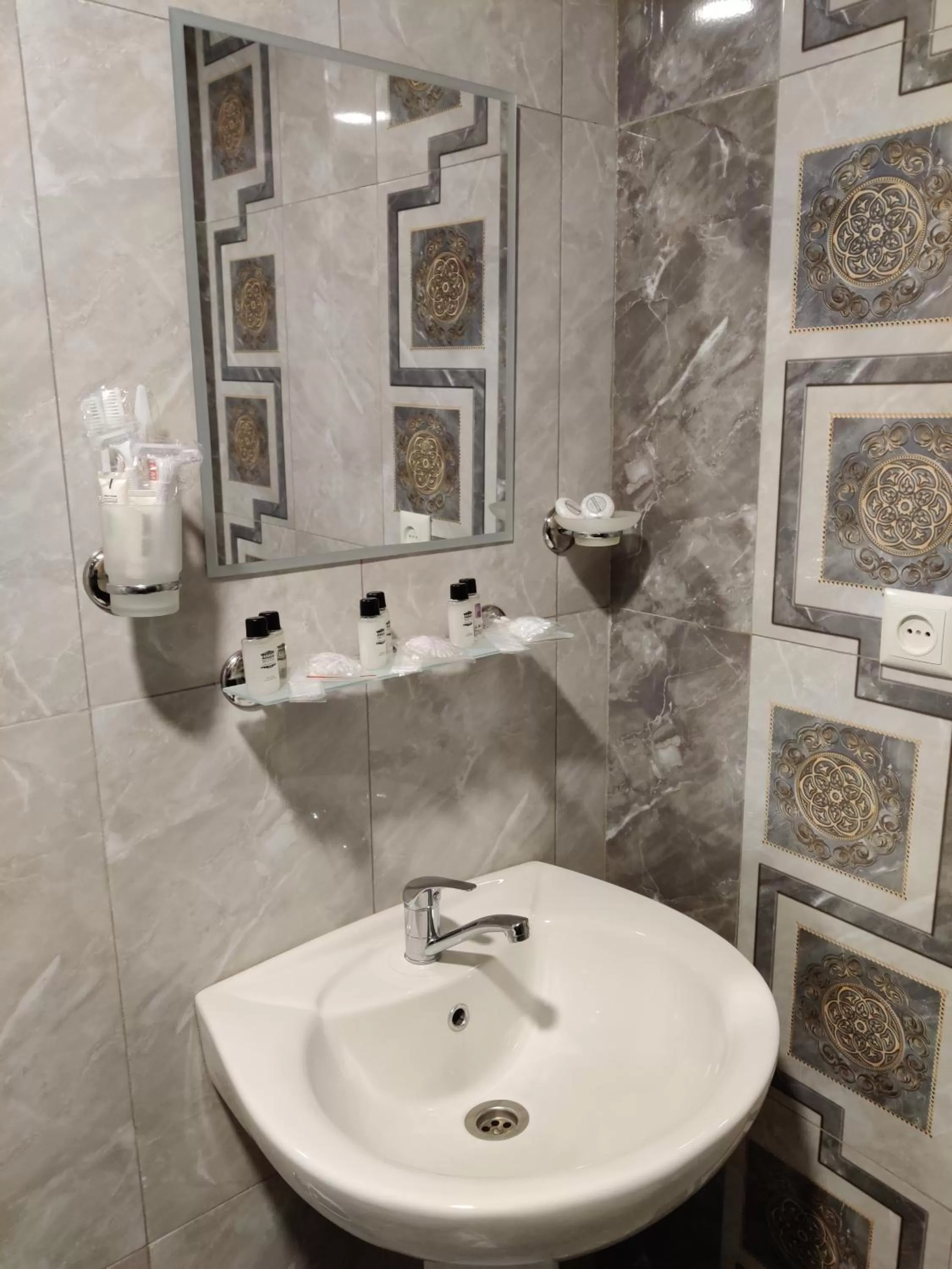 Shower in Richmind Hotel