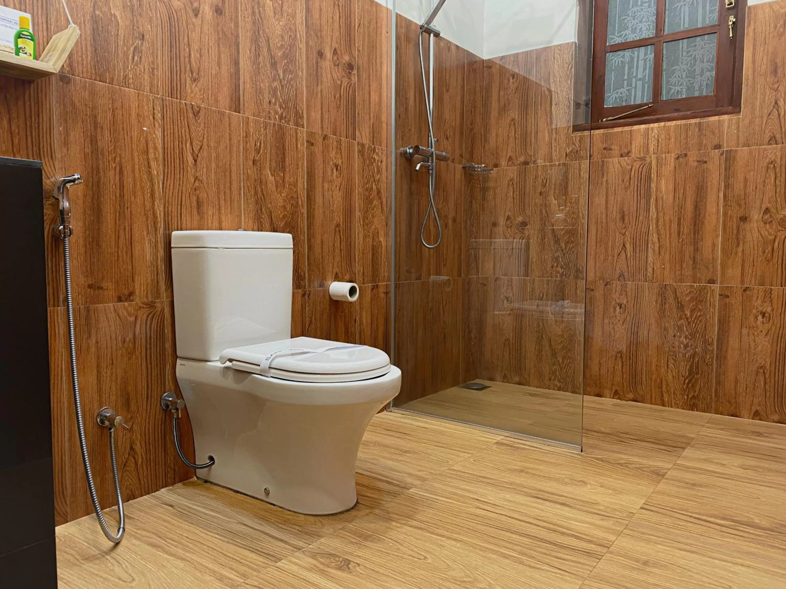 Toilet in Hotel Levon Ella