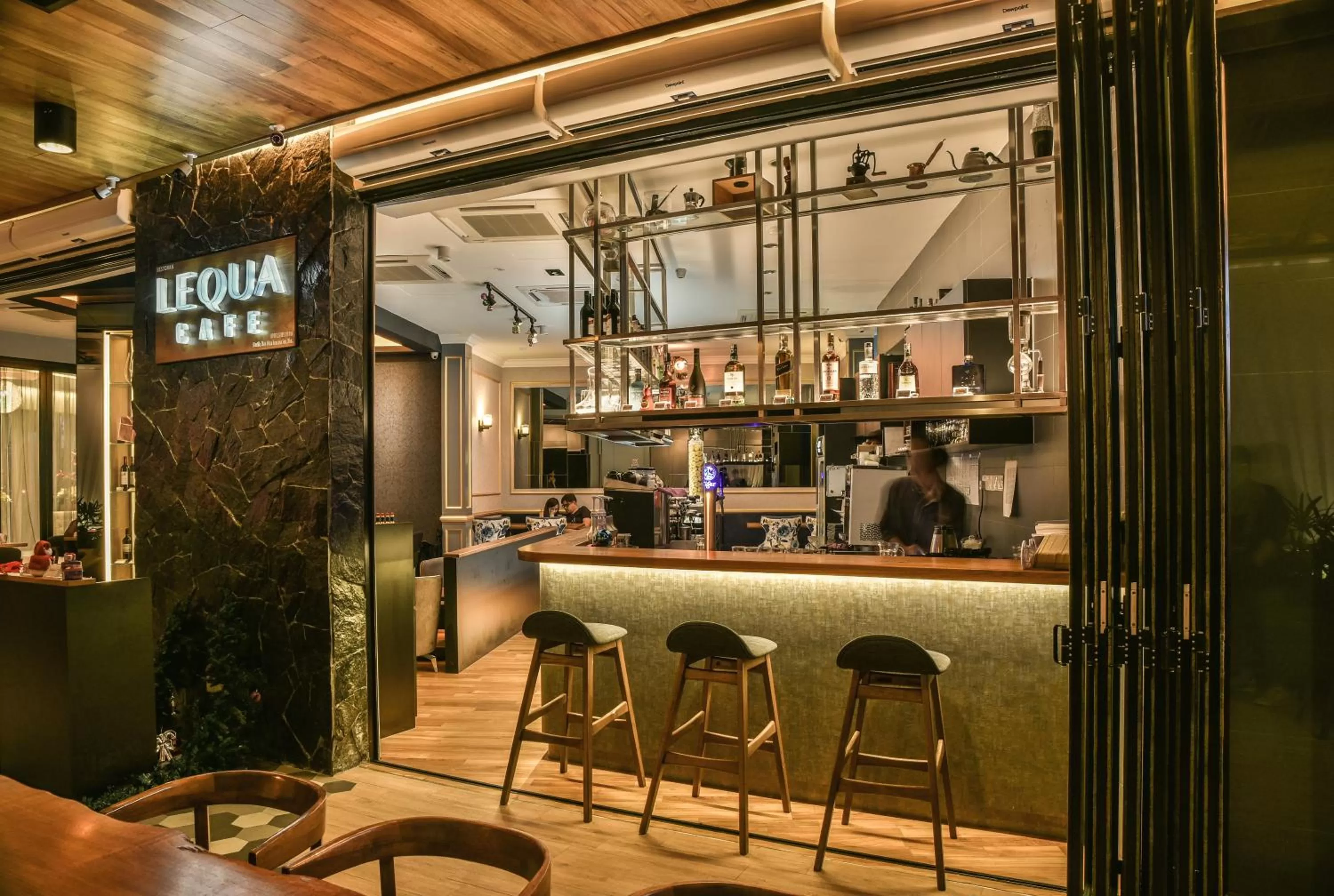 Restaurant/places to eat in Mood Hotel