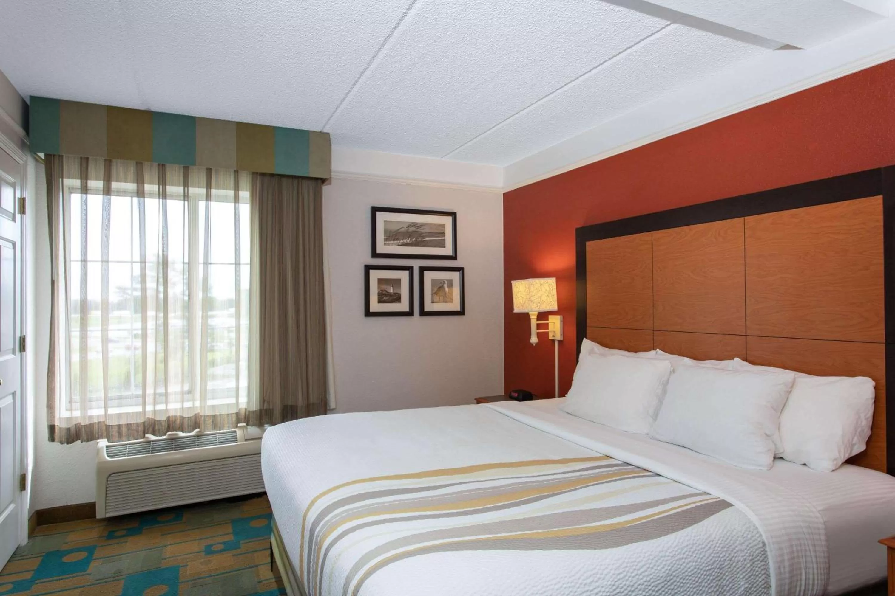 Photo of the whole room, Bed in La Quinta by Wyndham Jacksonville Butler Blvd