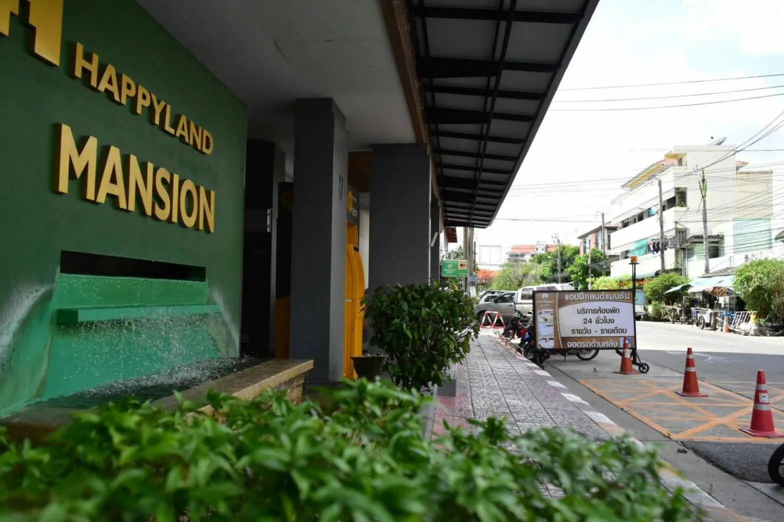 Facade/entrance in Happyland Mansion