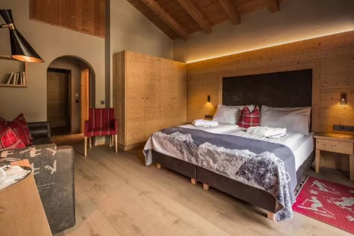 Balcony/Terrace, Bed in Hotel Marmolada