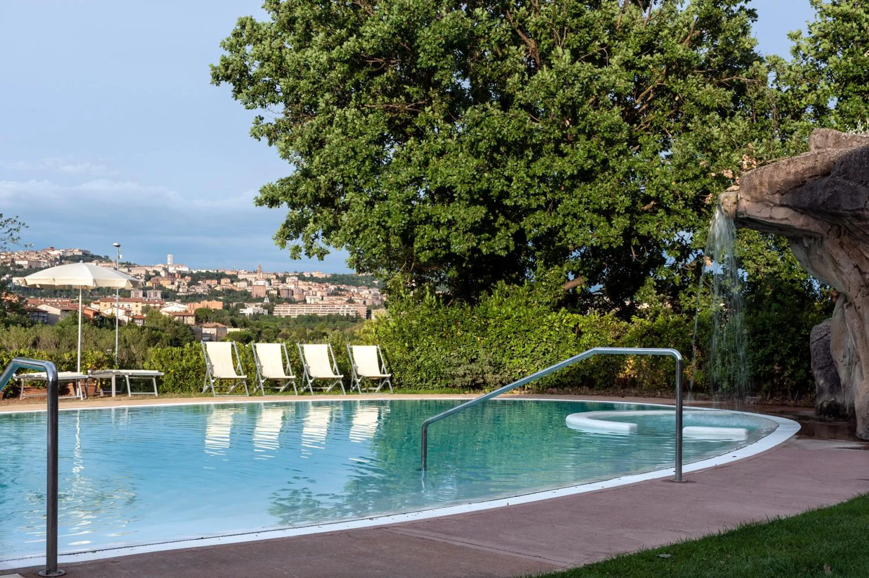 Swimming pool in La Meridiana Bleisure Hotel