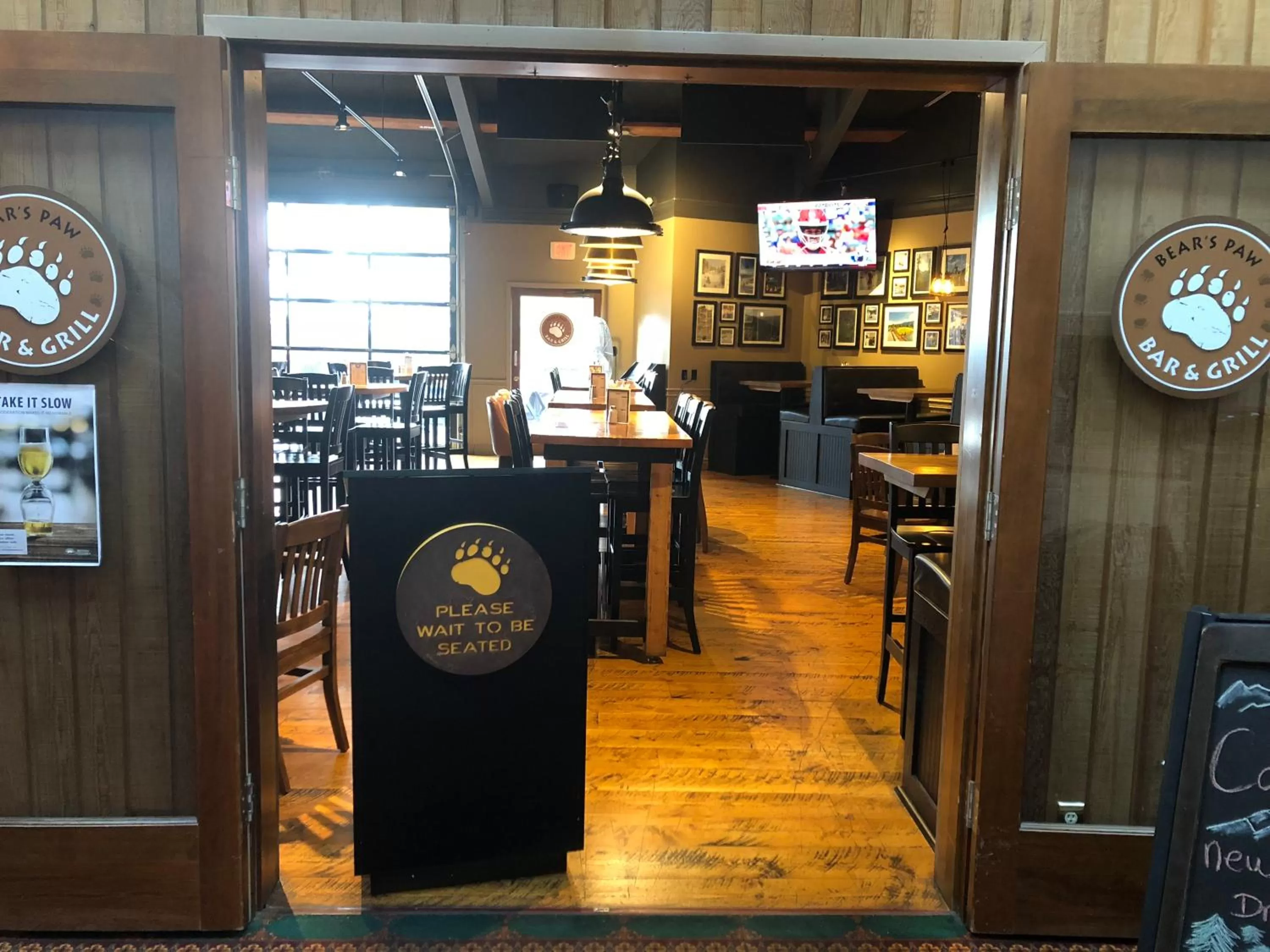 Lounge or bar in Fairmont Hot Springs Resort