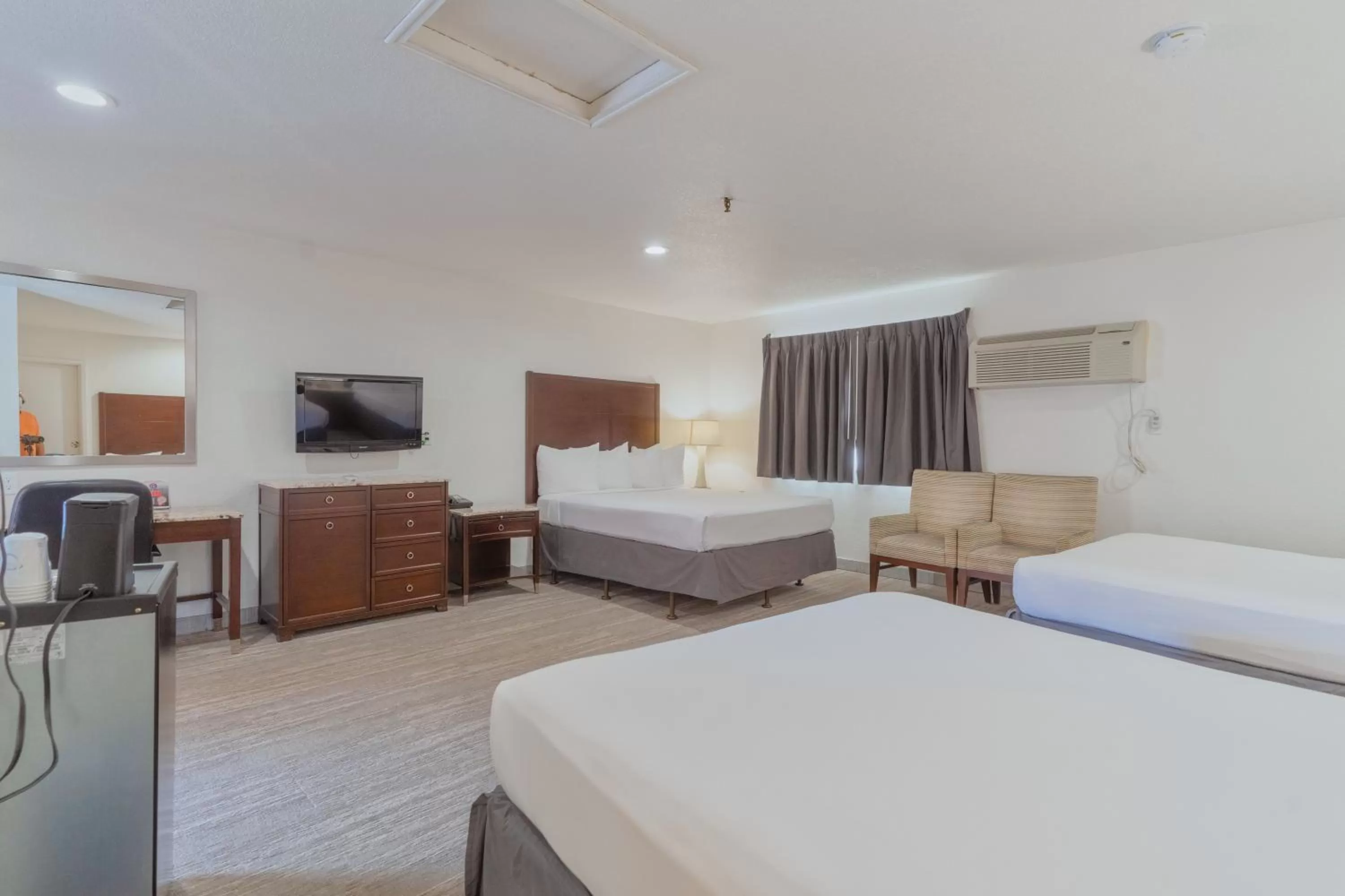 Photo of the whole room, Bed in The Yosemite Inn