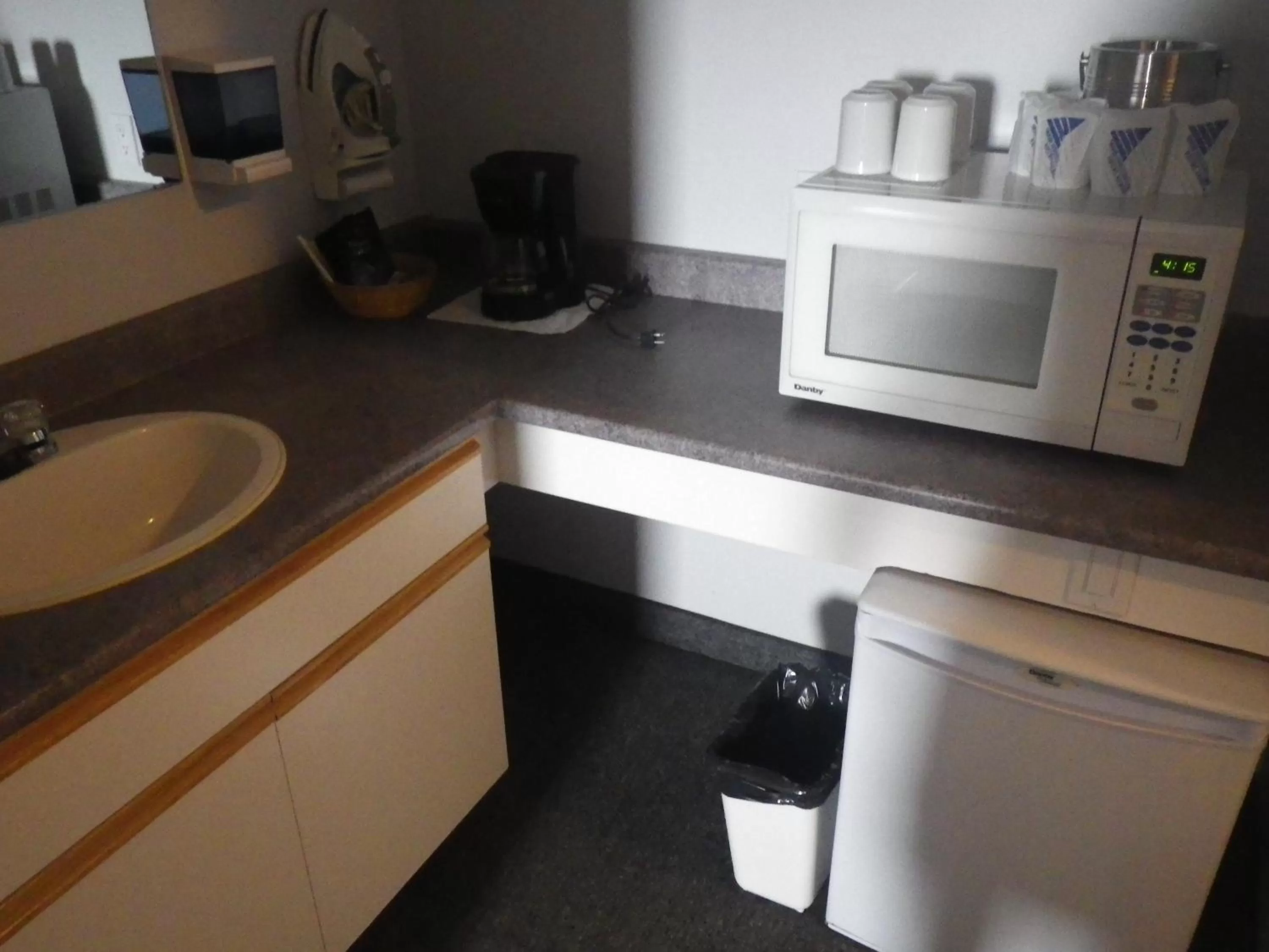 Kitchen or kitchenette in Alcan Motor Inn