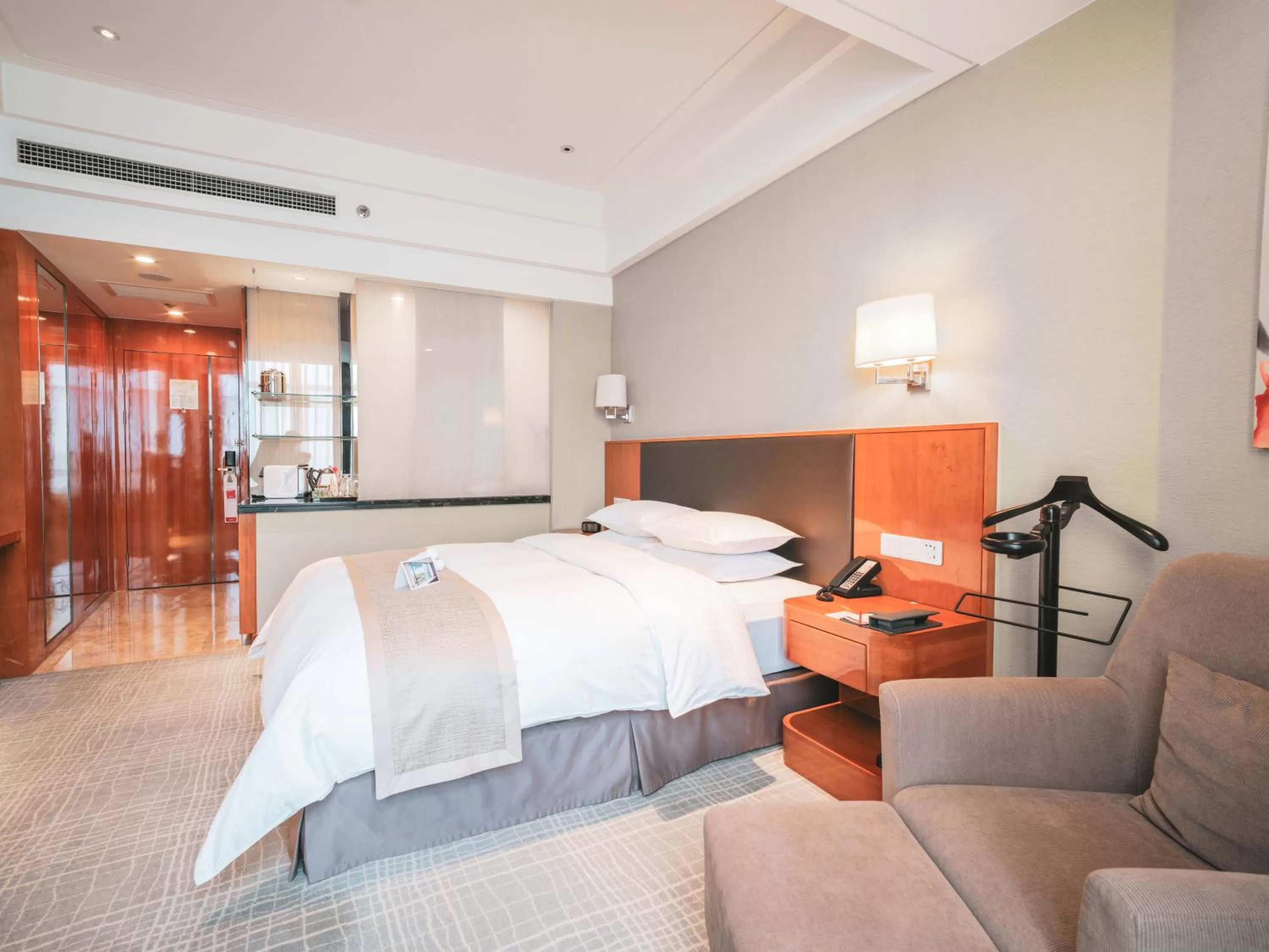 Bed in Ramada Plaza Shanghai Pudong Airport - 3 mins to PVG depature floor & check entrance with hotel shuttle