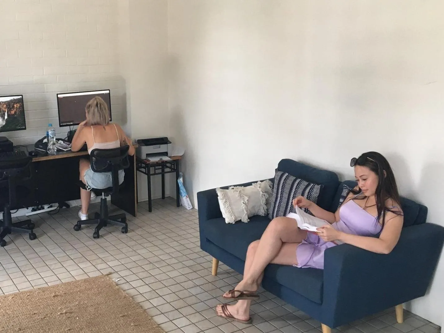 Seating area in Youth Shack Backpackers Darwin