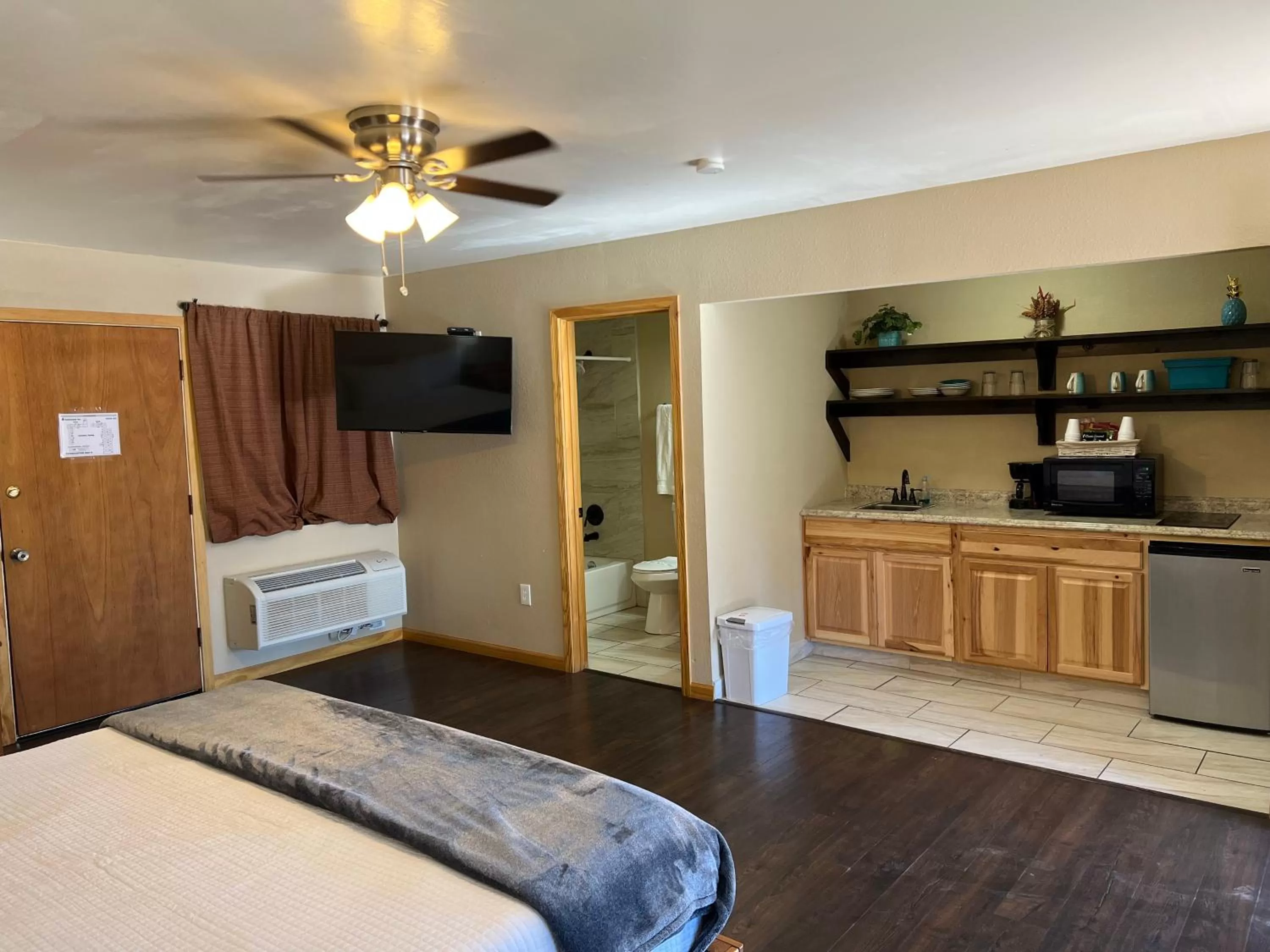 TV/Entertainment Center in TimberLodge Inn