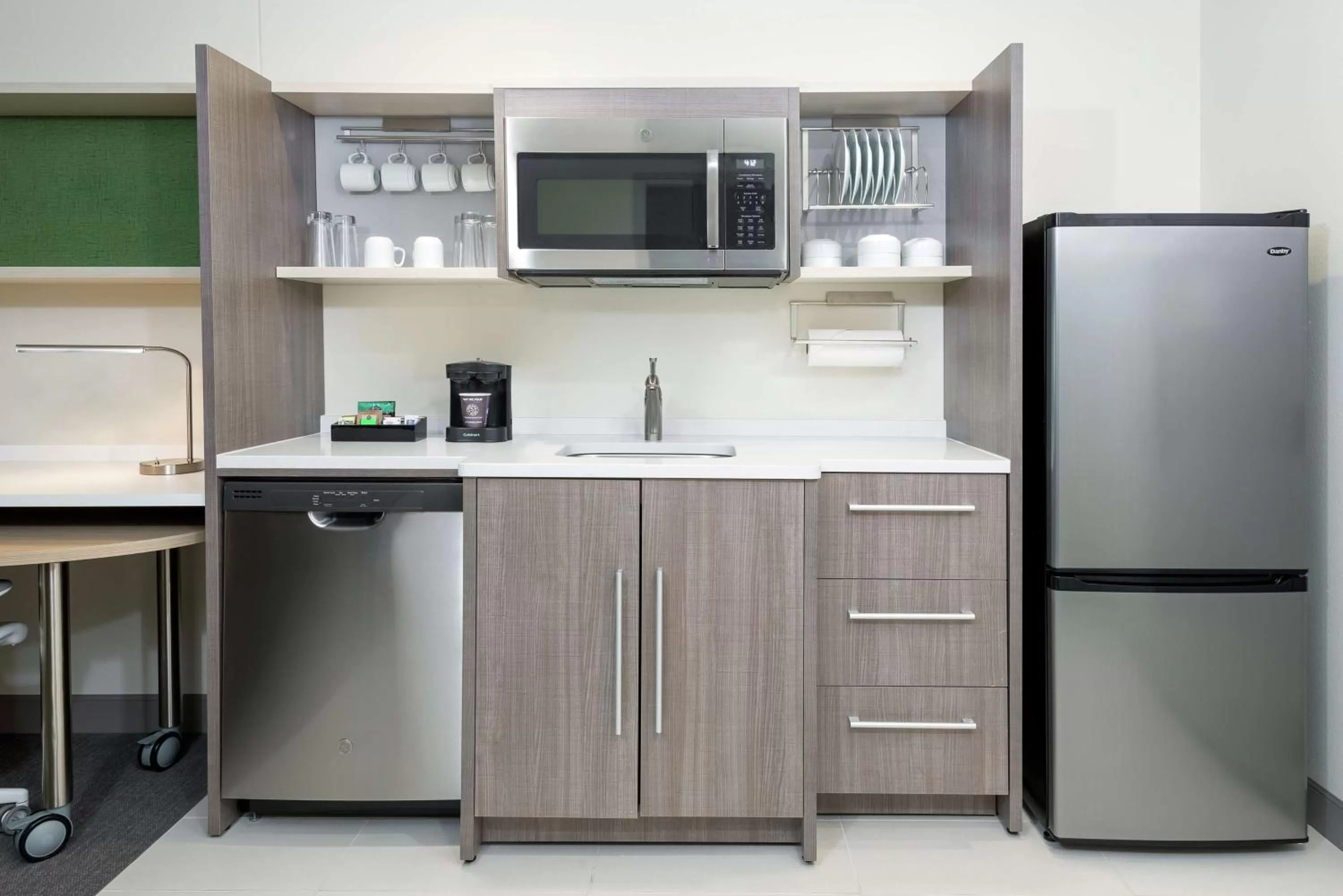 Kitchen or kitchenette in Home2 Suites By Hilton Orlando Near UCF