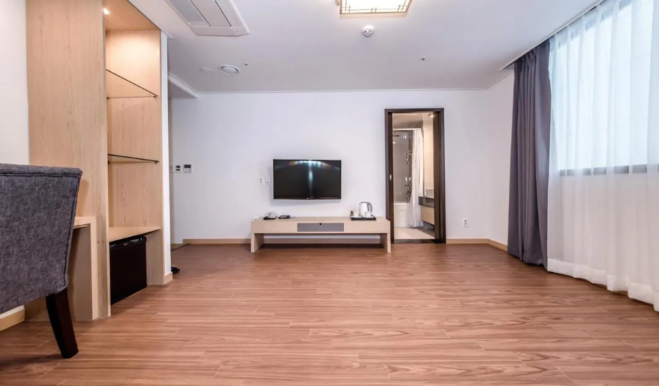 TV and multimedia in Hotel Shalom Jeju