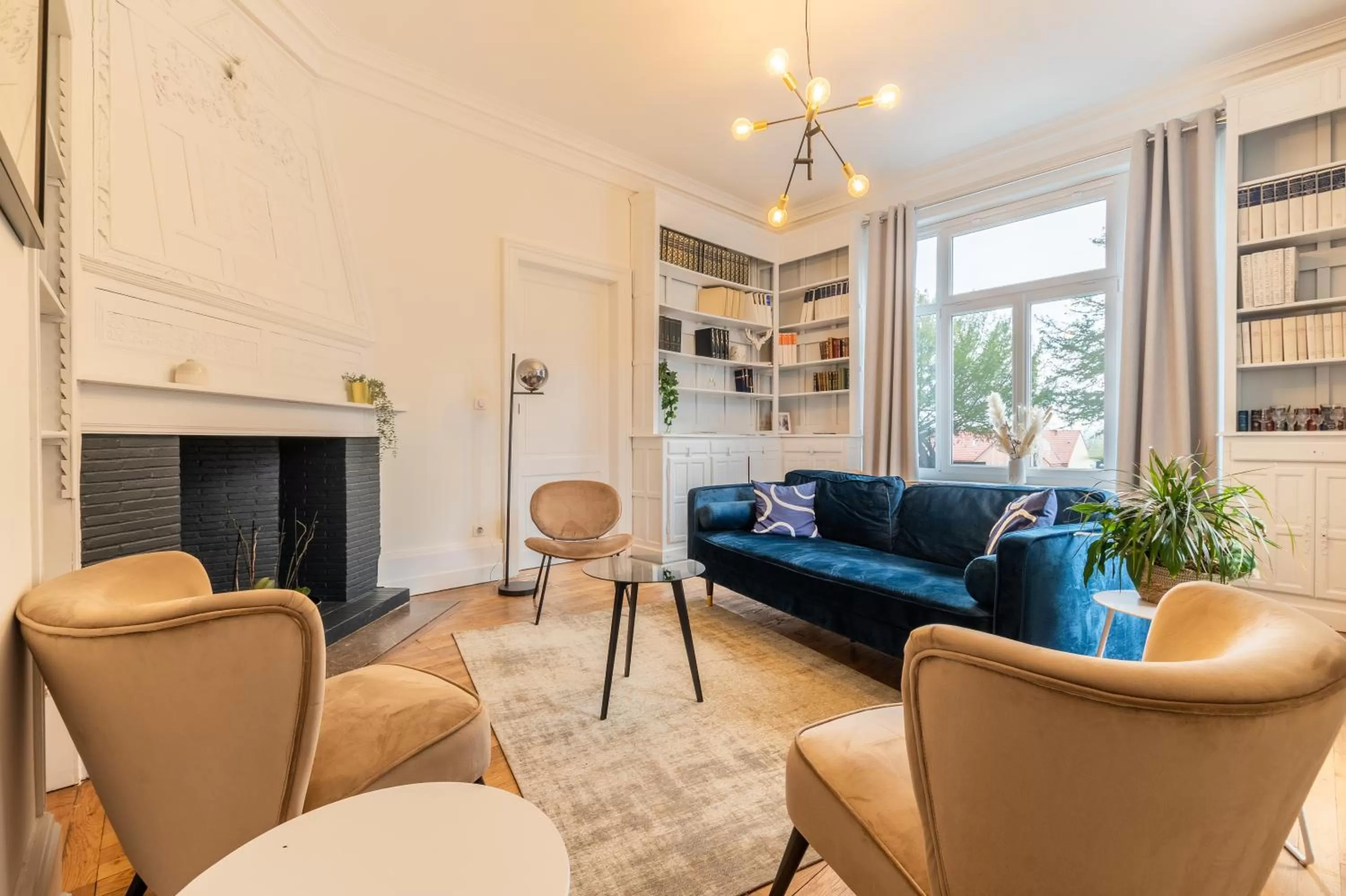 Library, Seating Area in Hôtel Échappée en Baie - Parking privé gratuit