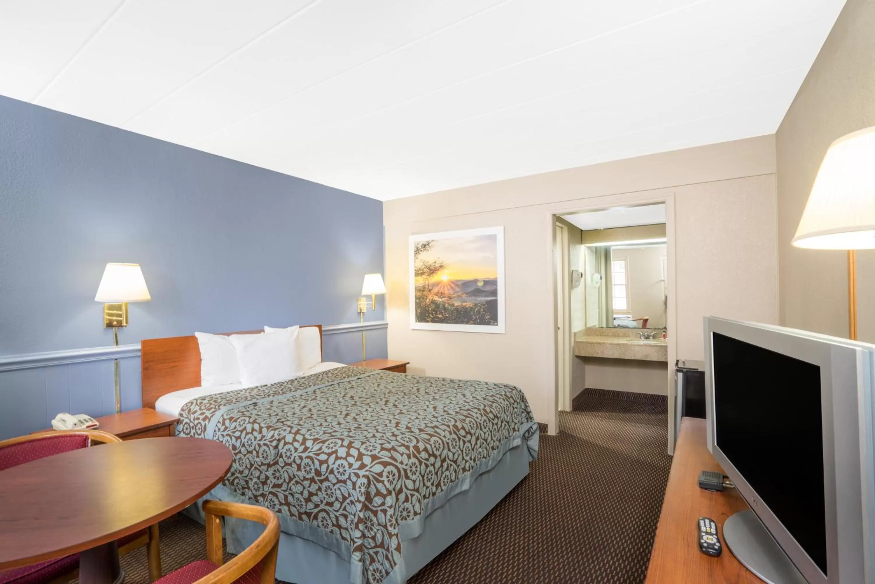 Bed in Days Inn by Wyndham Lincolnton