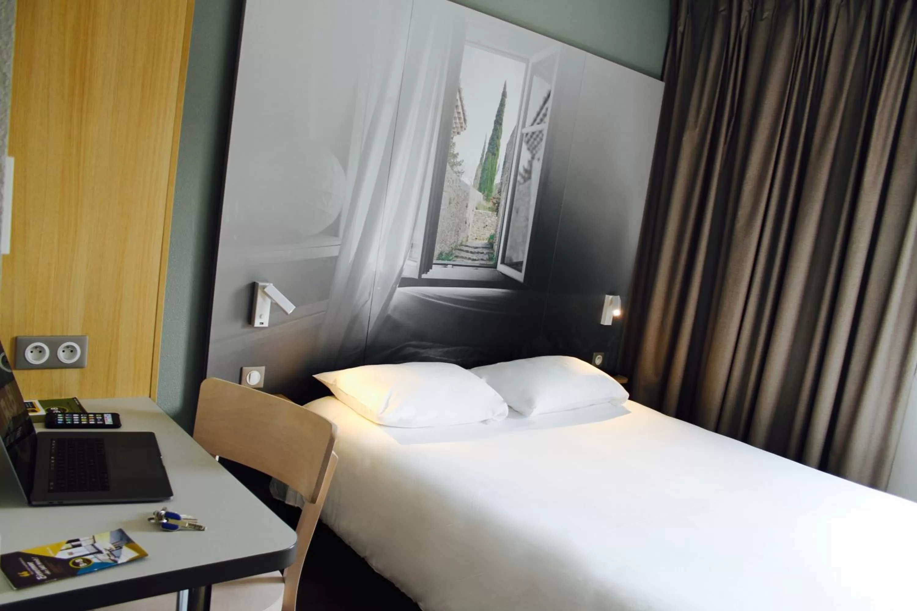 Photo of the whole room, Bed in B&B HOTEL Valence TGV Romans