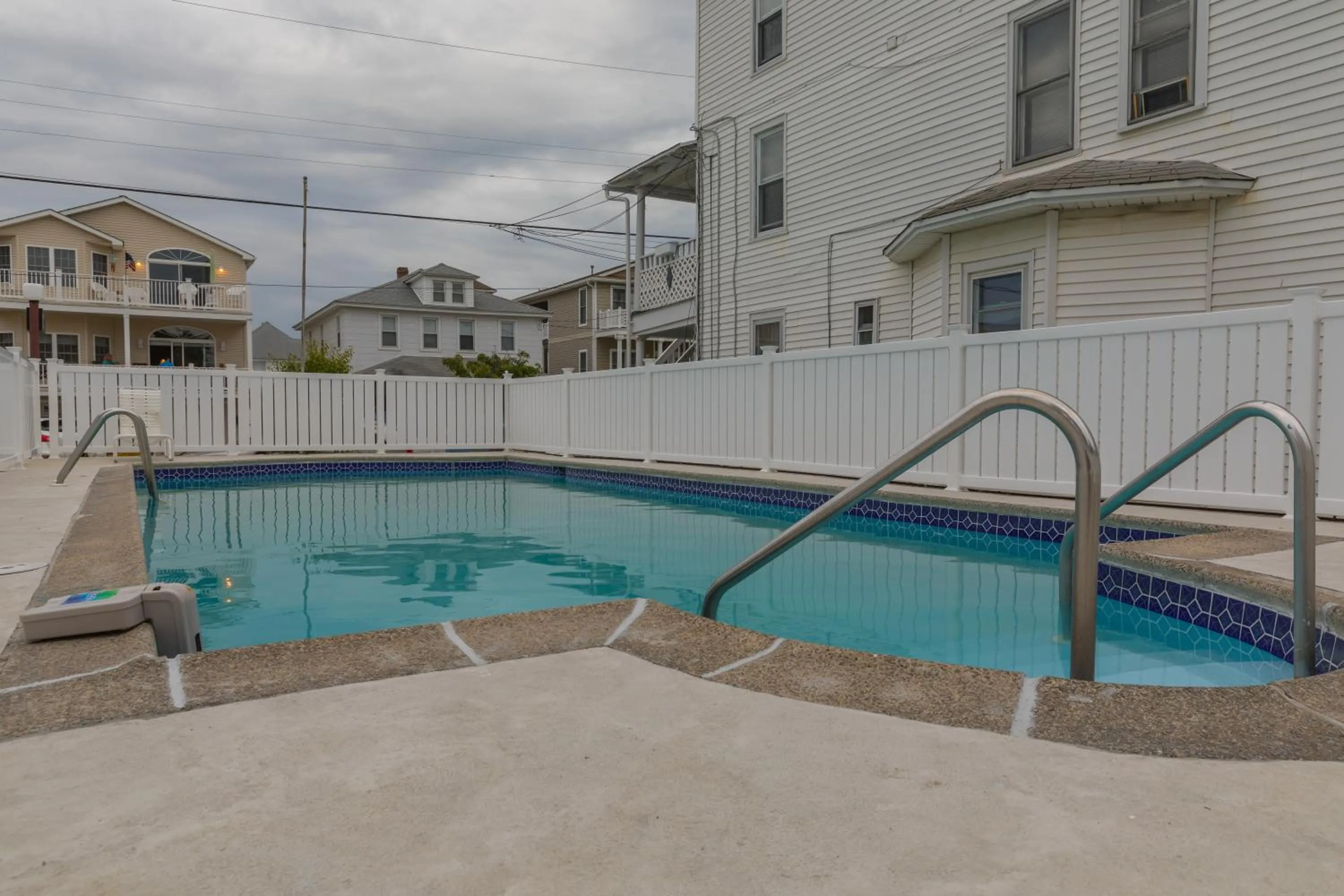 Swimming pool in Wildwood Inn Hotel Travelodge Beach & Boardwalk