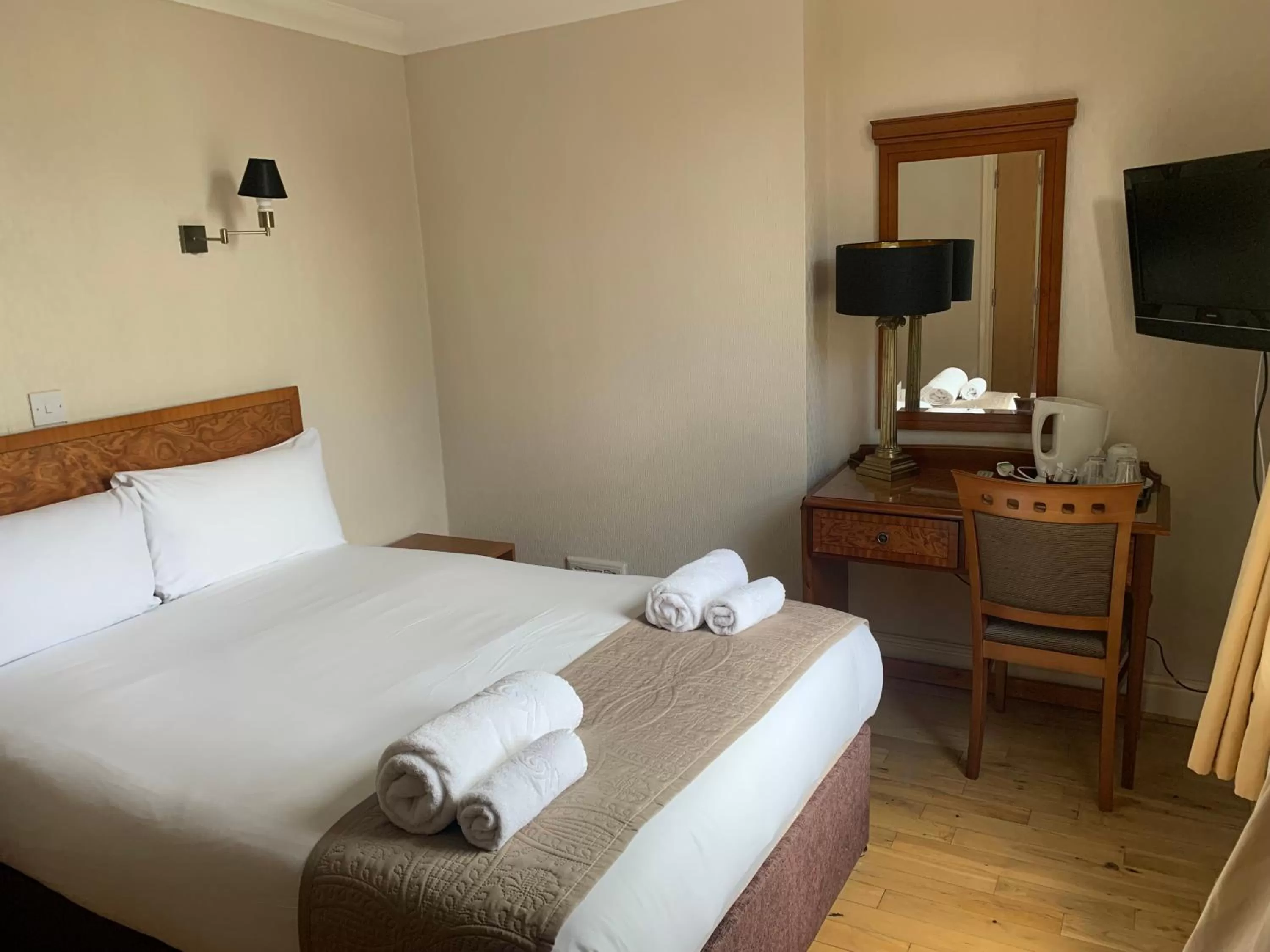 Bedroom, Bed in Beech Mount Hotel - Free Parking