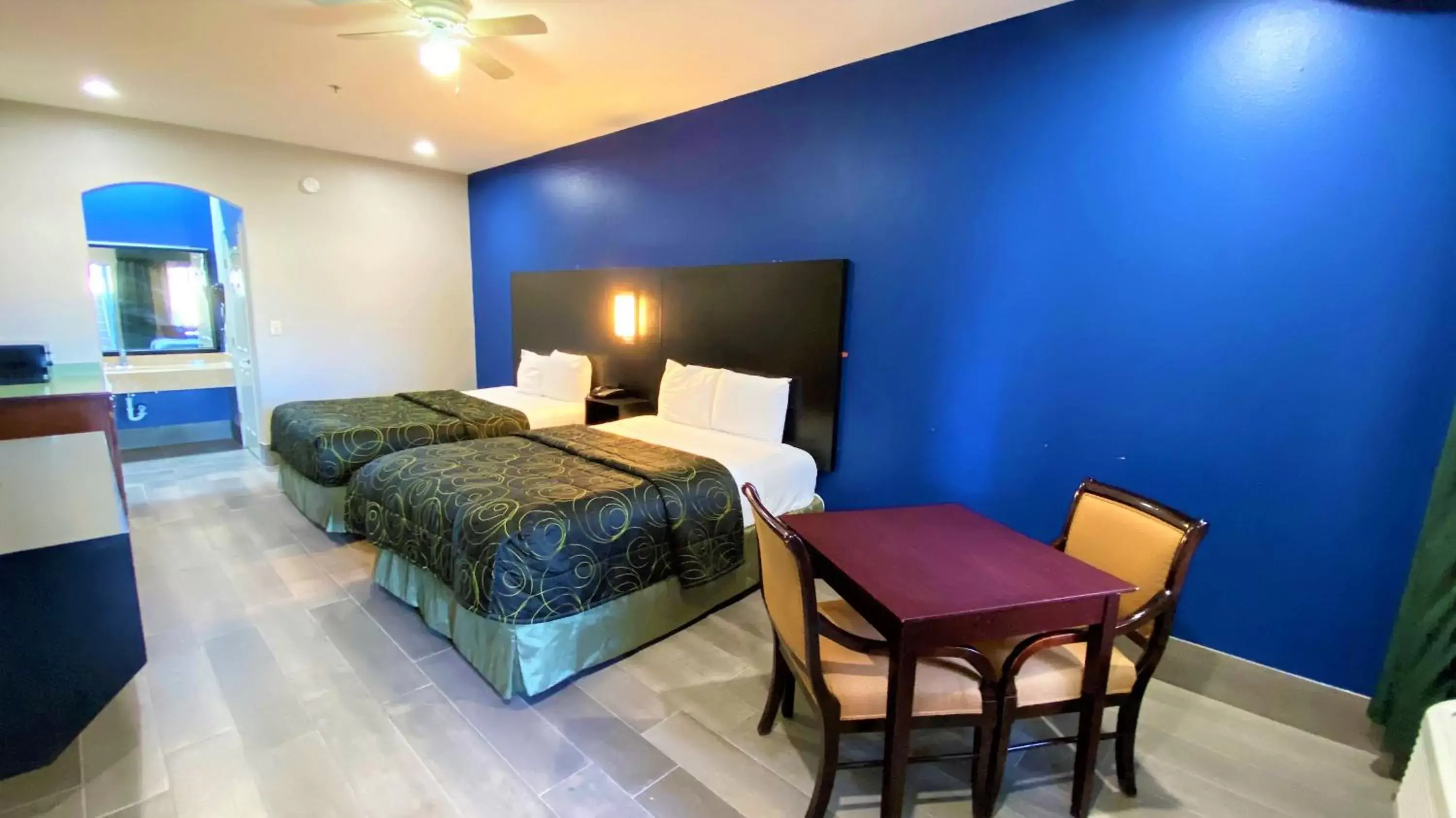 Queen Room with Two Queen Beds - Smoking in Texas Inn Alamo Queen Room with Two Queen Beds - Smoking in Texas Inn Alamo