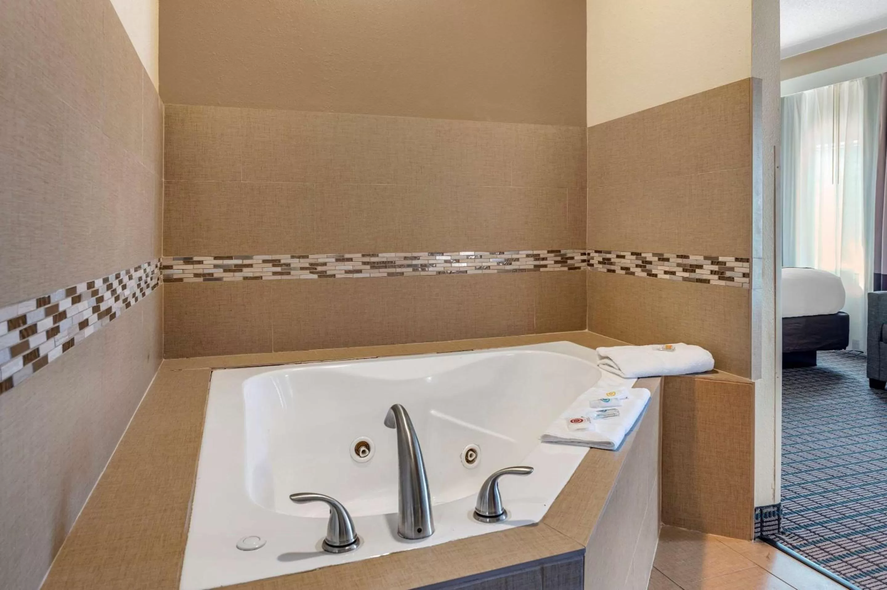 Photo of the whole room in Comfort Inn & Suites Cincinnati Uptown Clifton