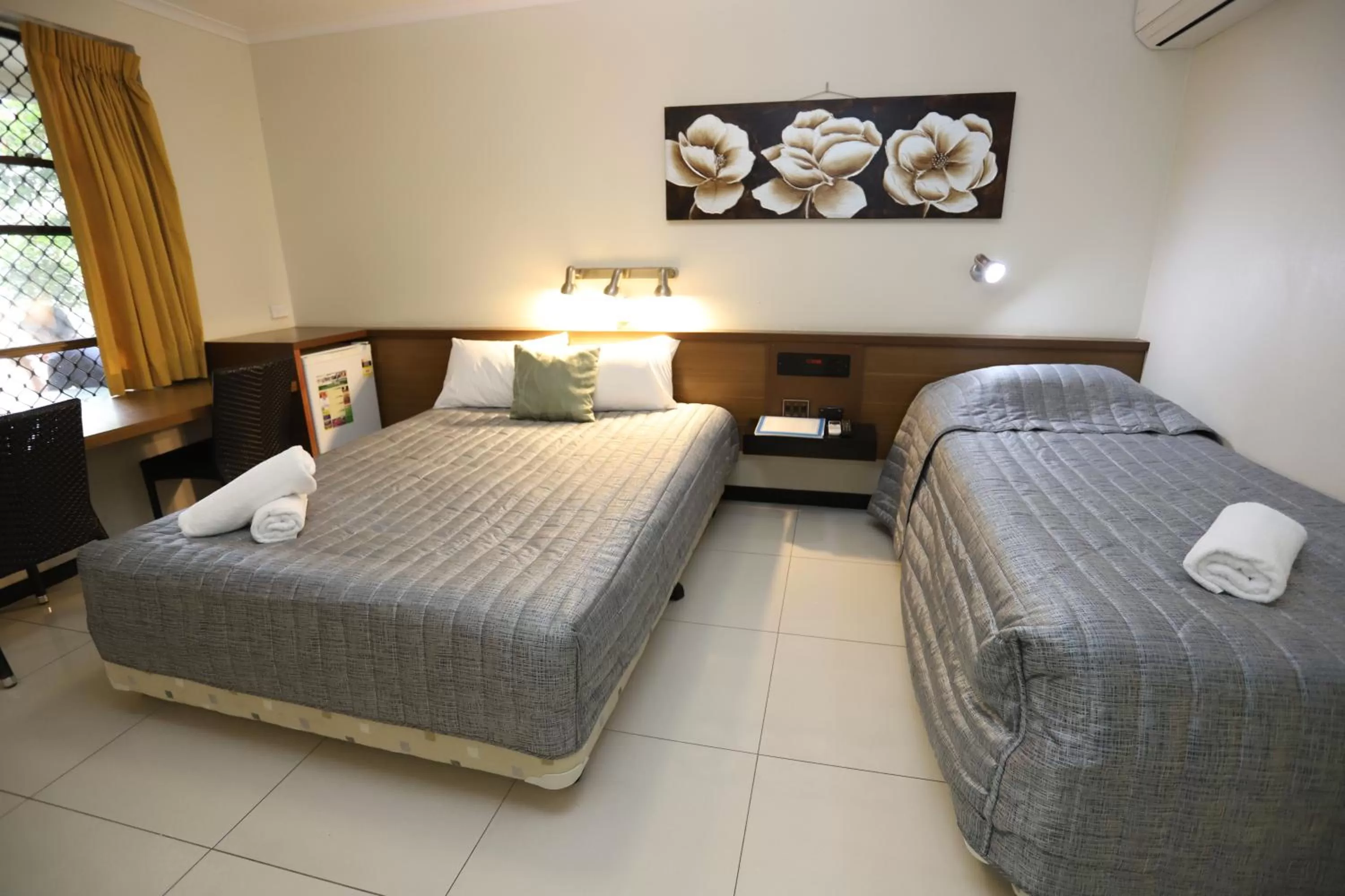 Bedroom, Bed in Miners Lodge Motor Inn