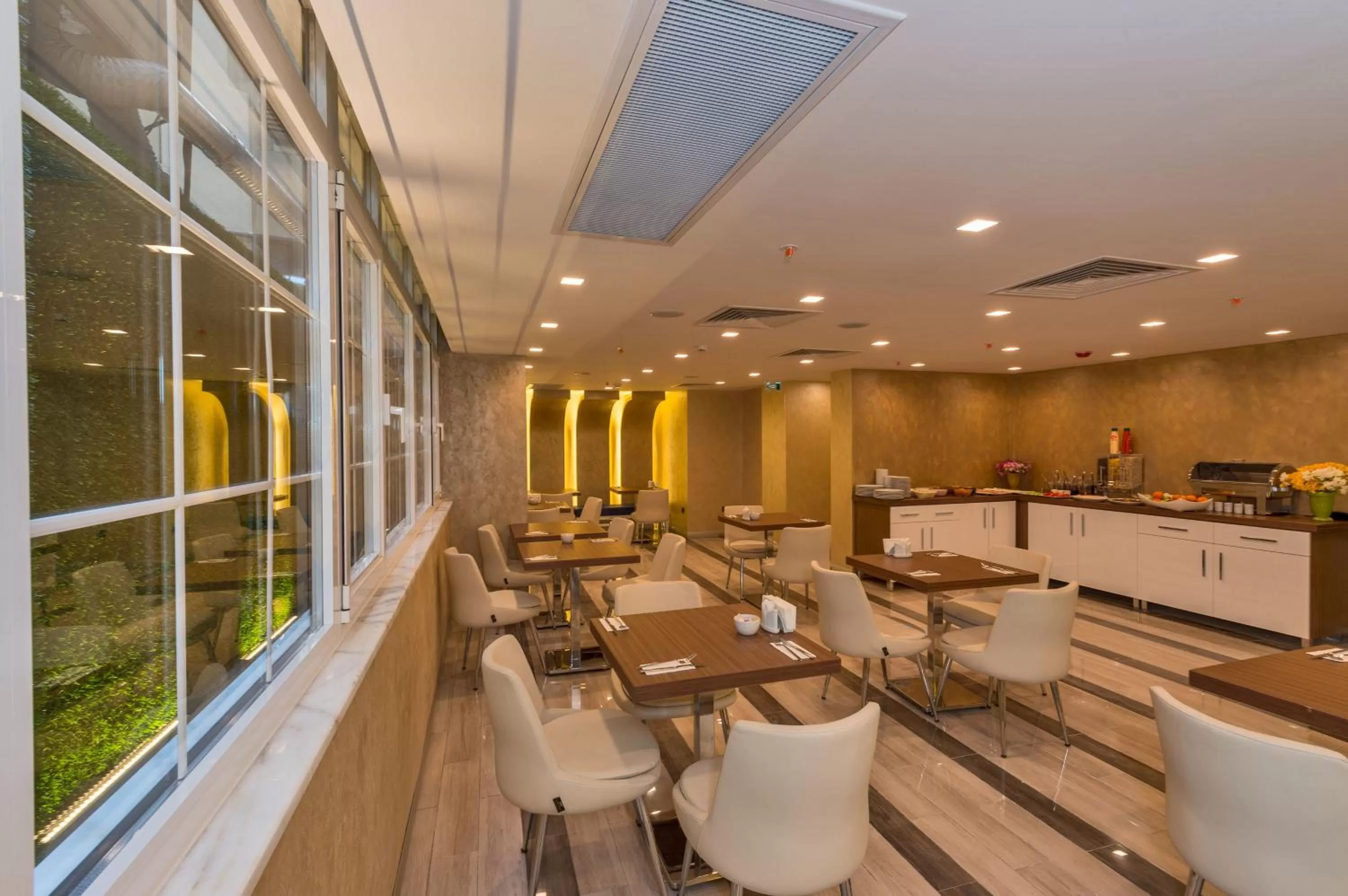 Restaurant/places to eat in Inntel Hotel Istanbul