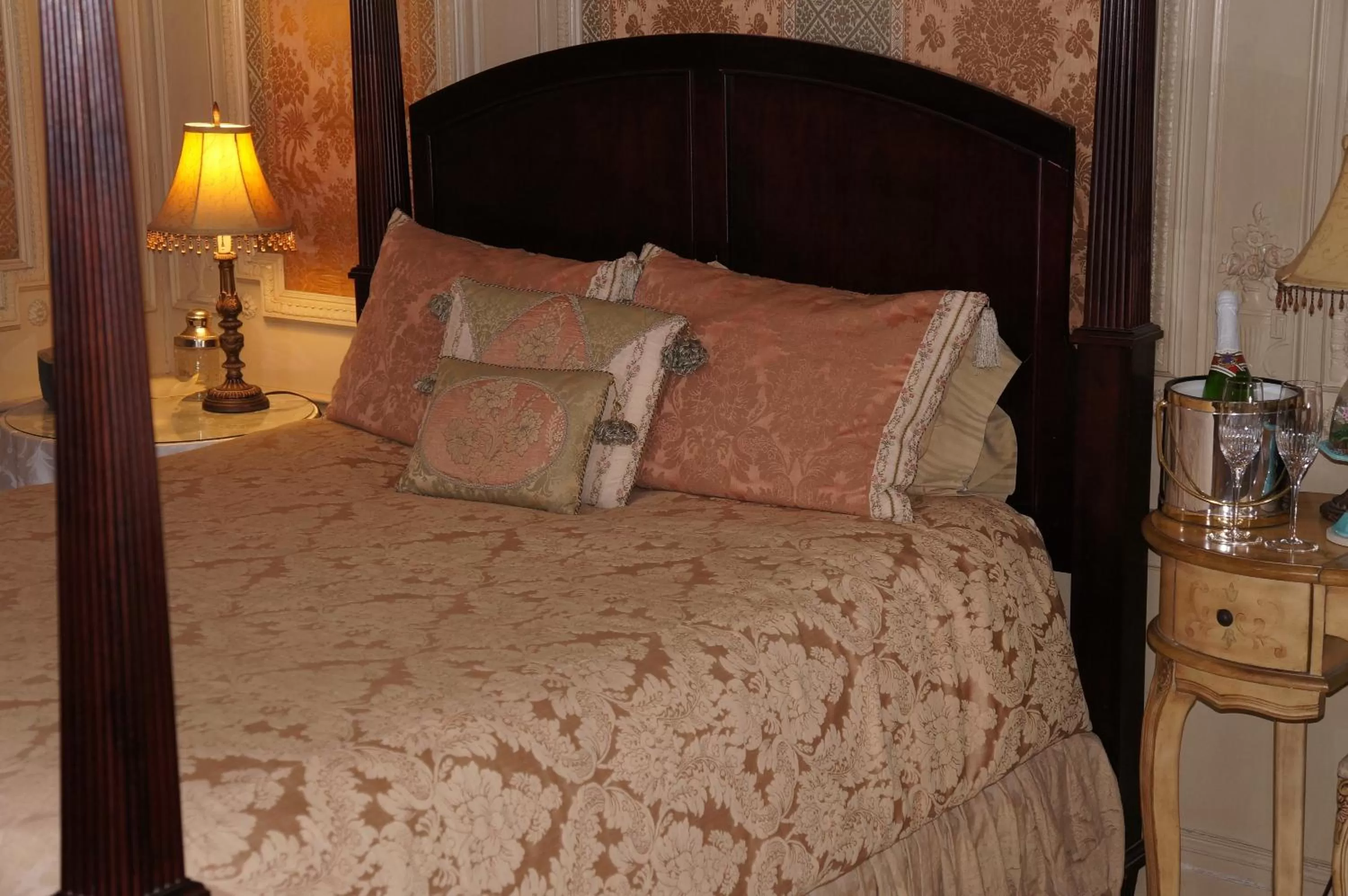 Bed in Silver Fountain Inn