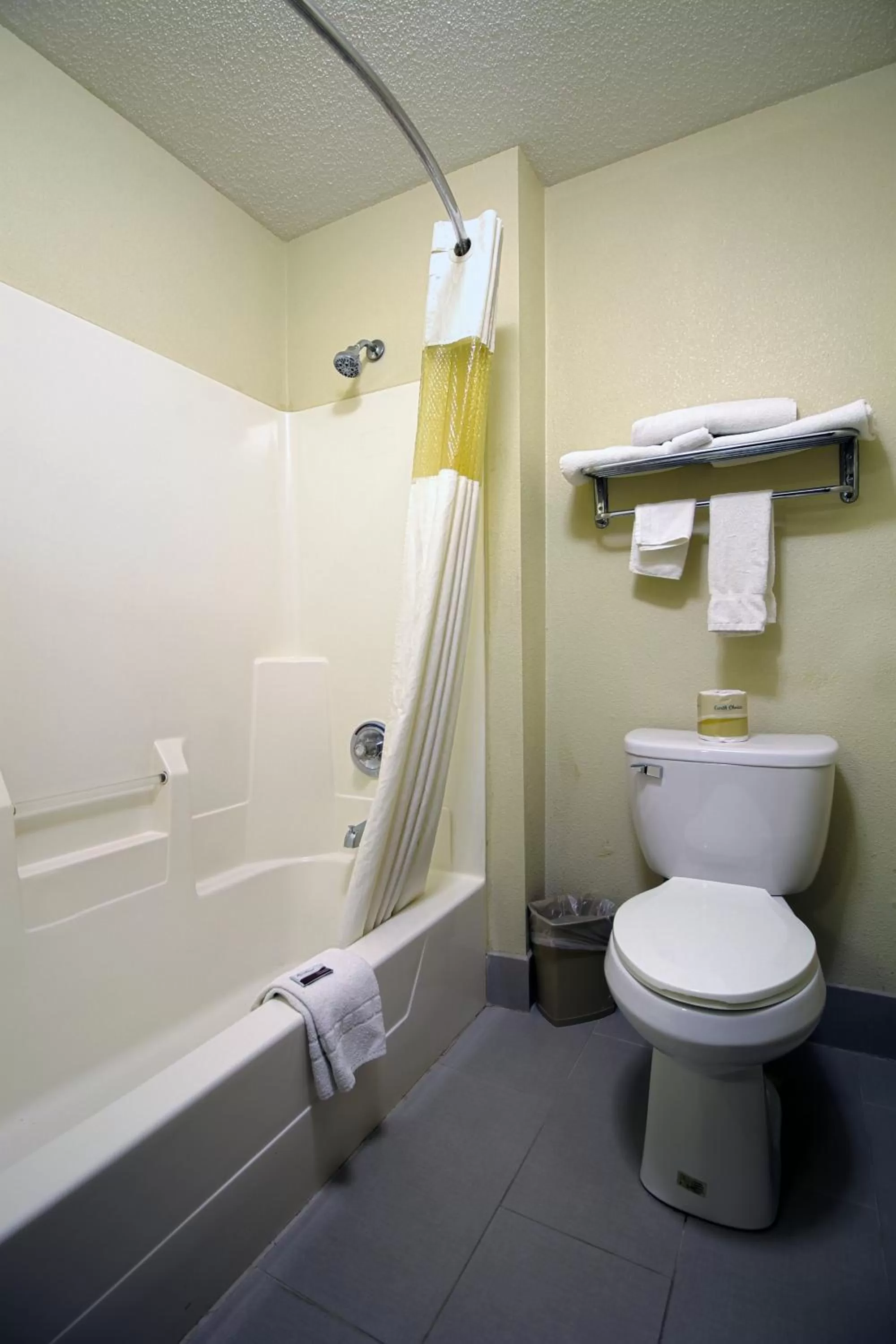 Bathroom in Geneva Motel