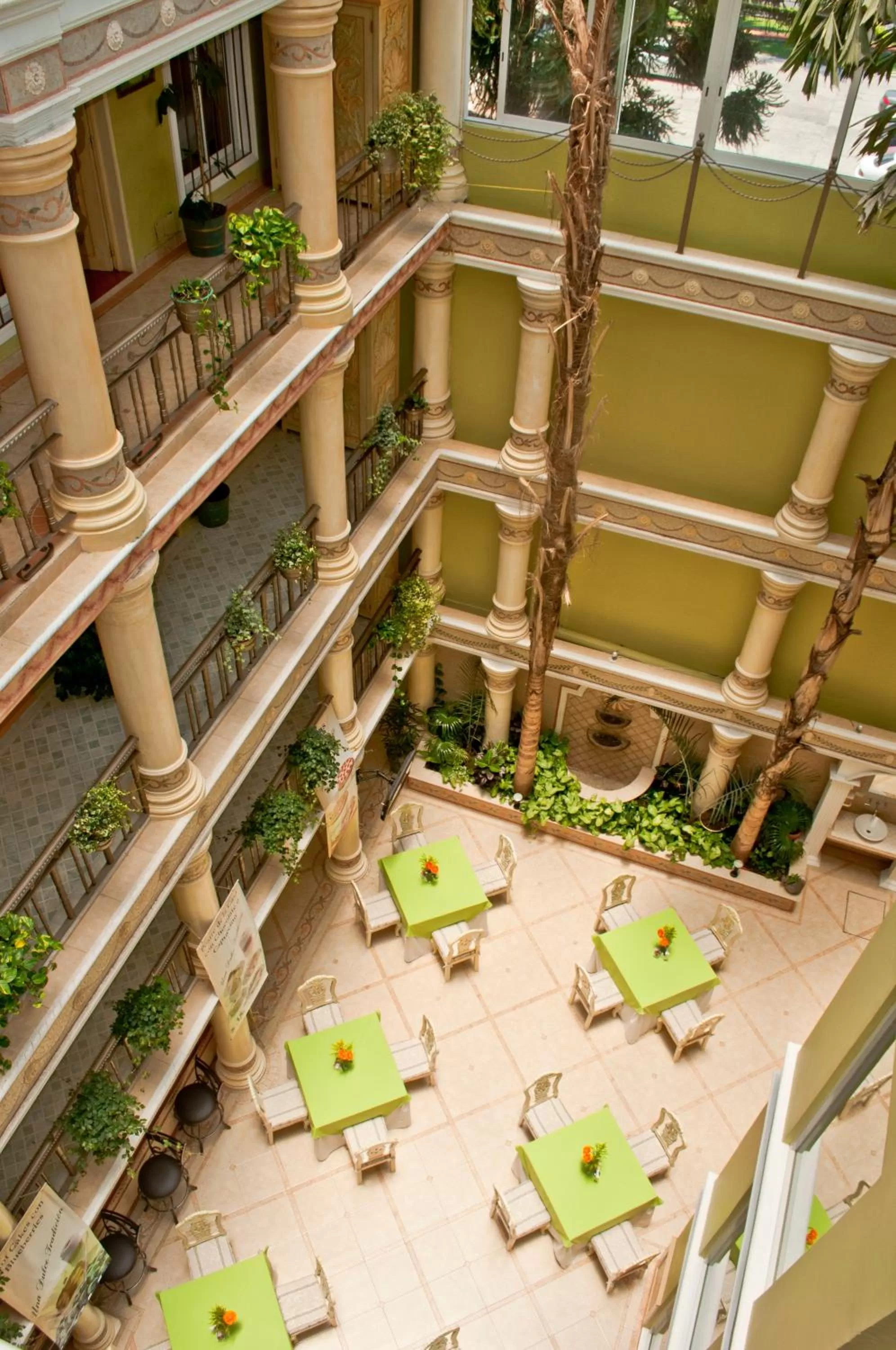 Restaurant/places to eat in Villa las Margaritas Plaza Cristal