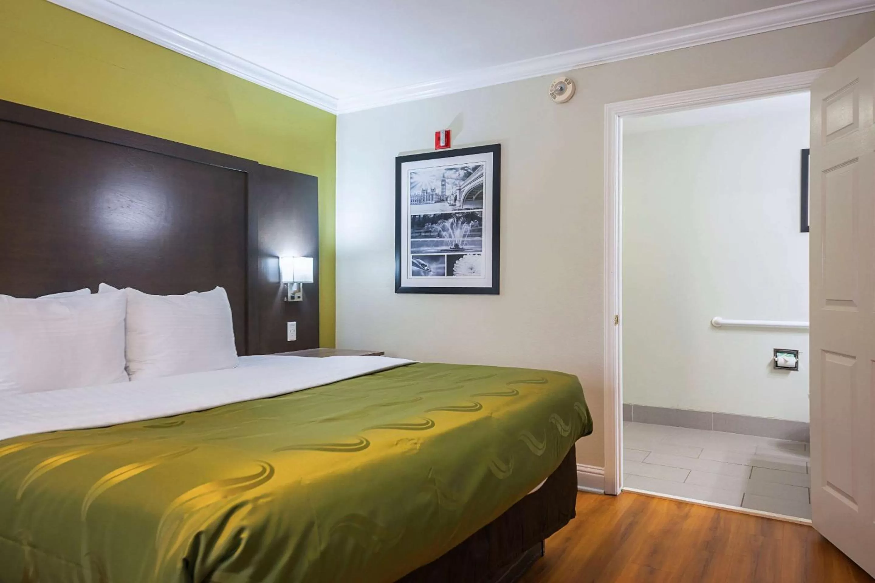 Bedroom, Bed in Quality Inn DeRidder