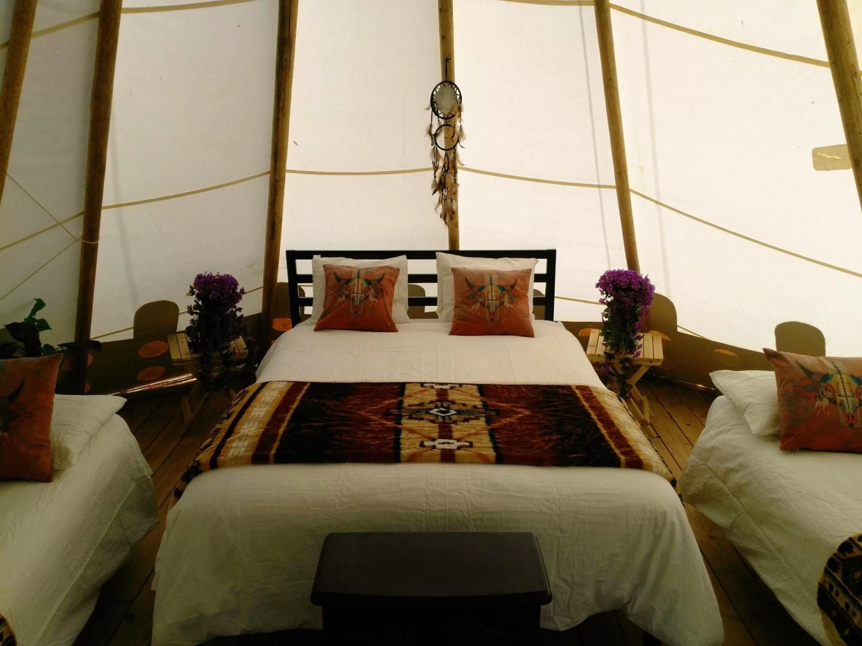 Bed in Olancha RV Park and Motel