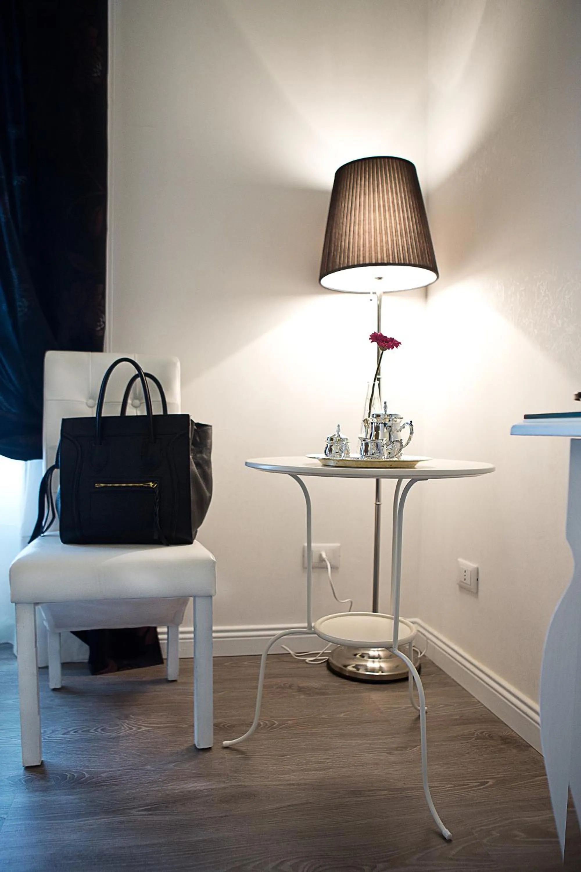 Seating area in Rome Key Home