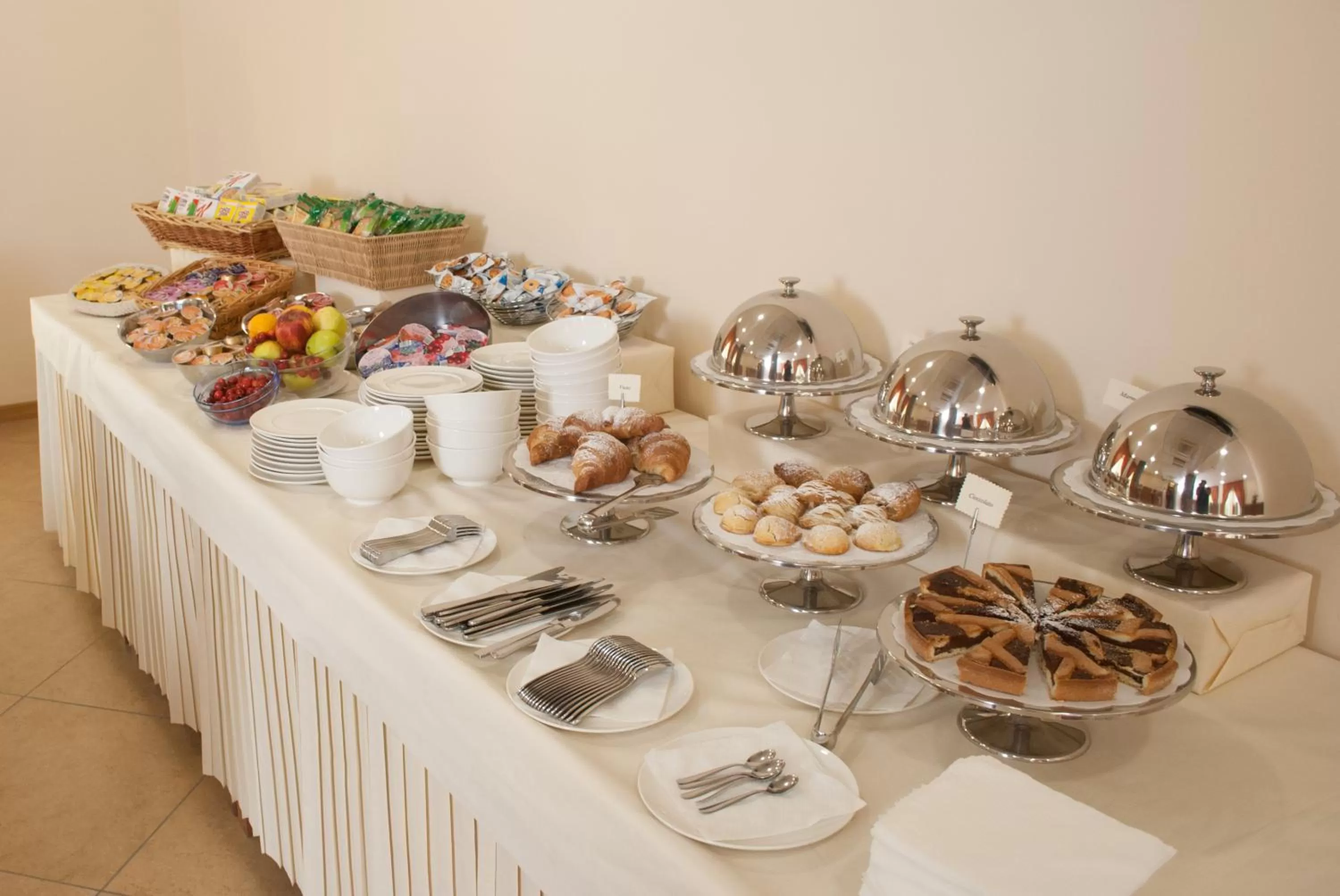 Restaurant/places to eat in City Hotel