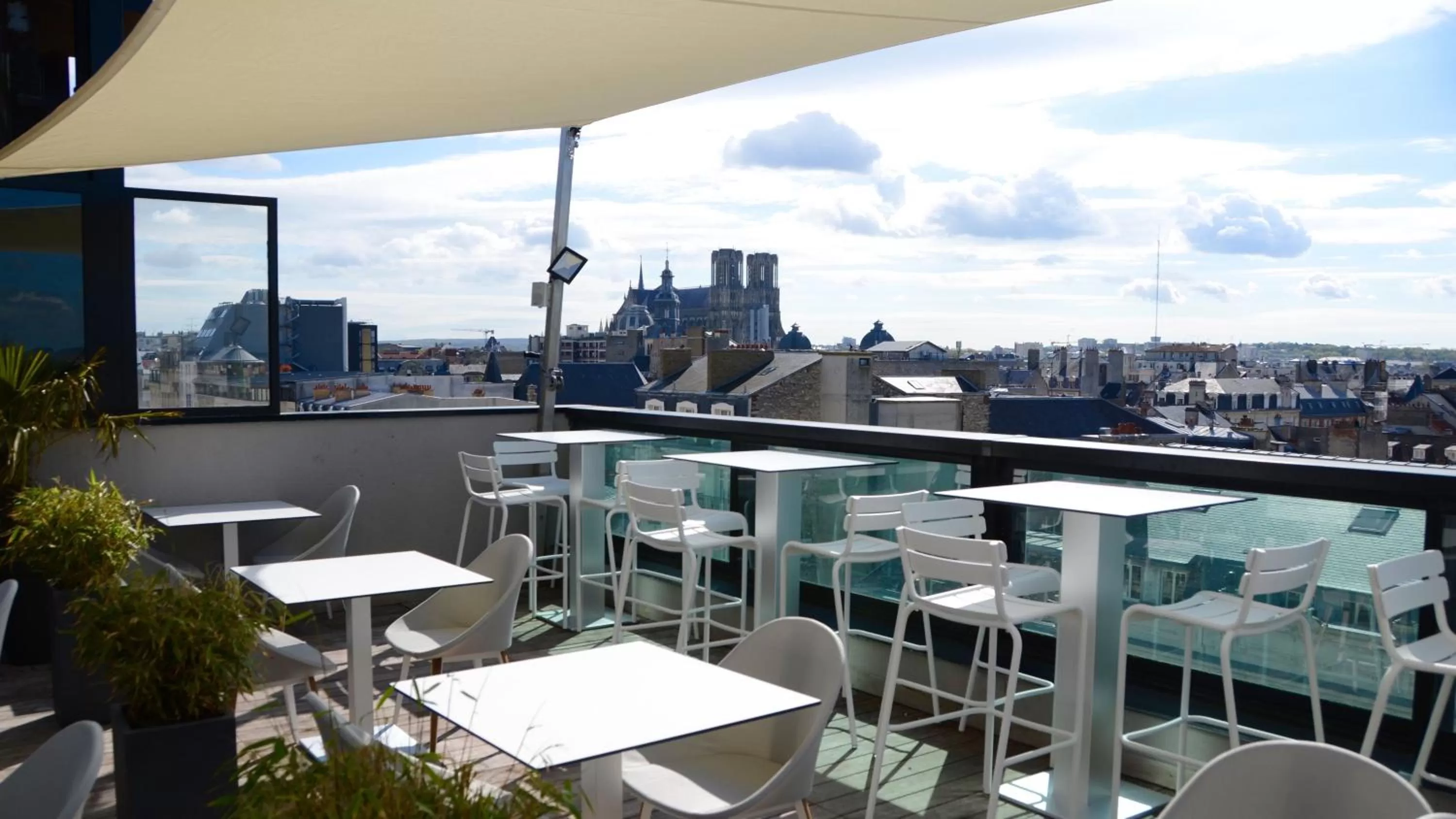 Restaurant/places to eat in Holiday Inn Reims Centre by IHG