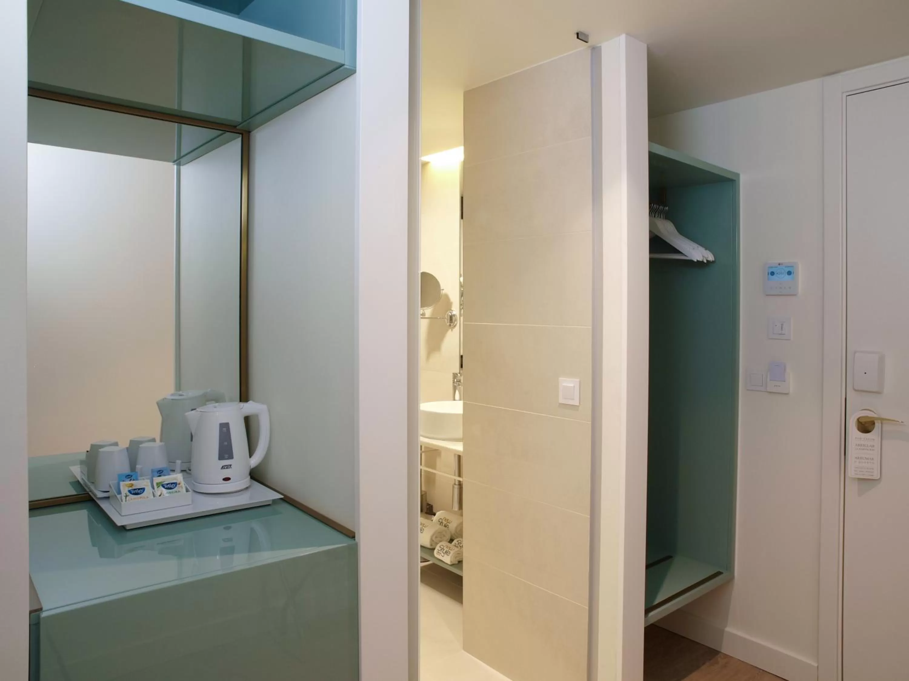 Coffee/tea facilities in New Style Lisbon Hotel