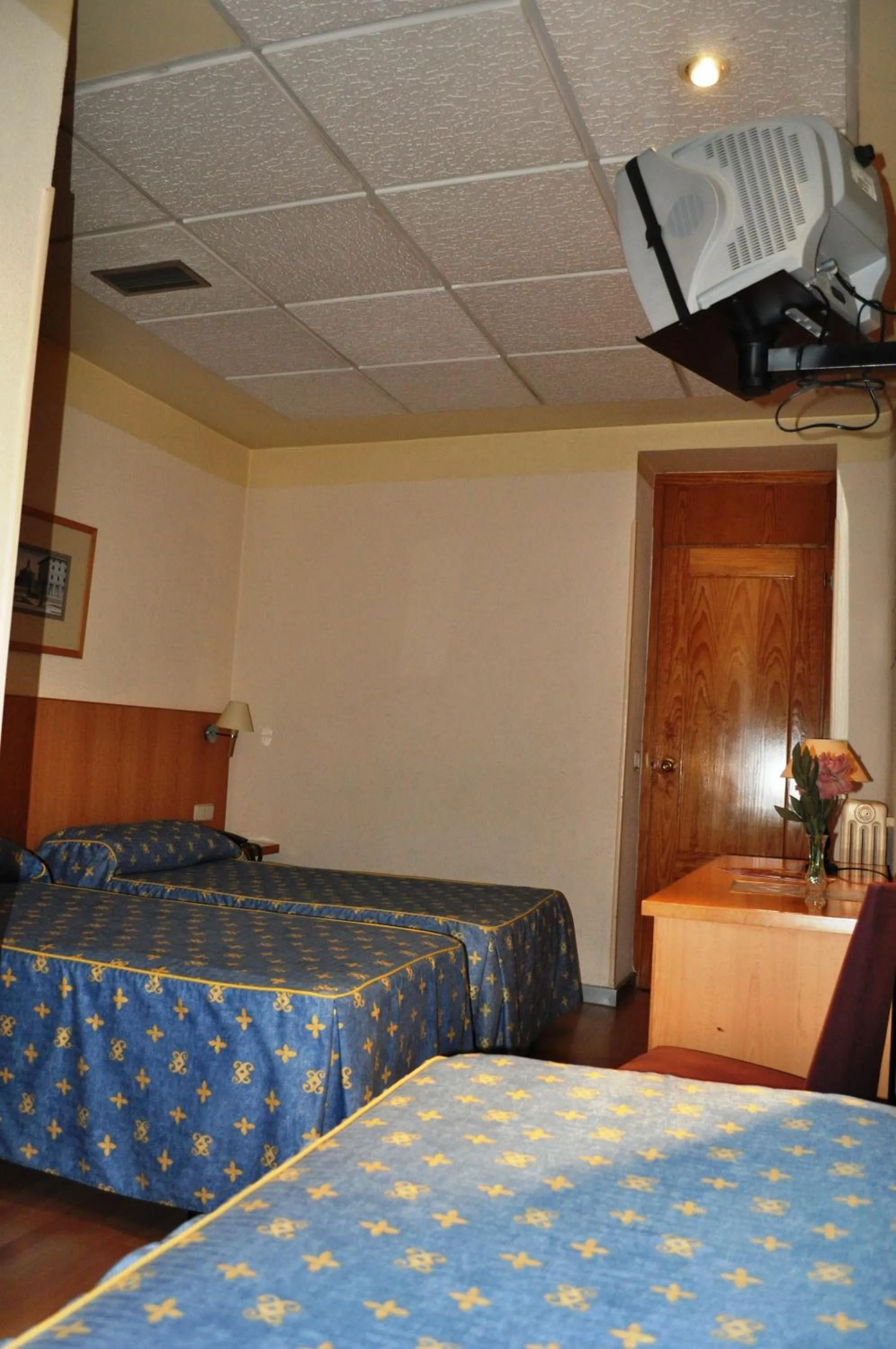 Photo of the whole room, Bed in Hotel España