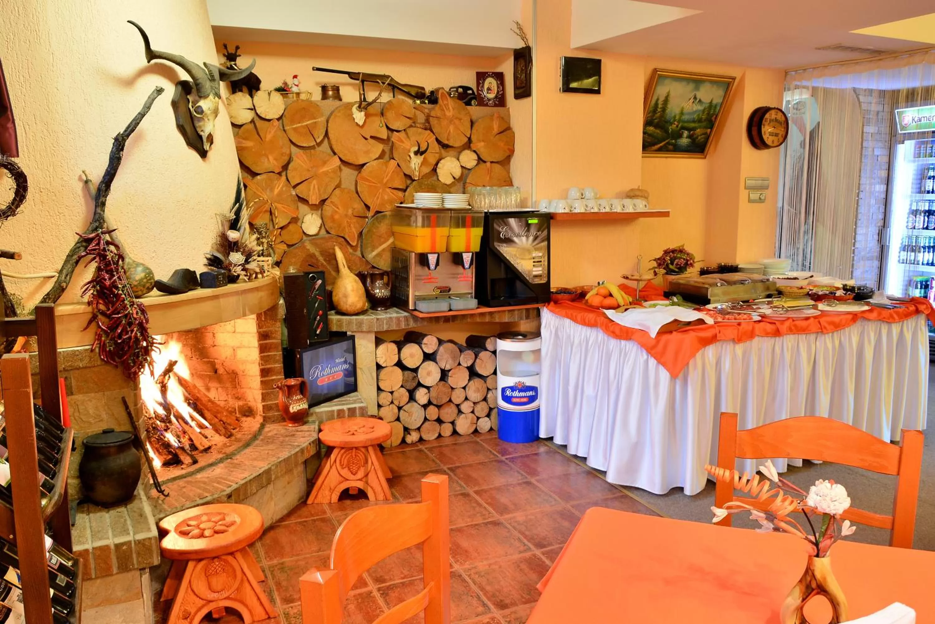 Food and drinks in Hotel Rothmans-Breakfast - Free parking - Lobby