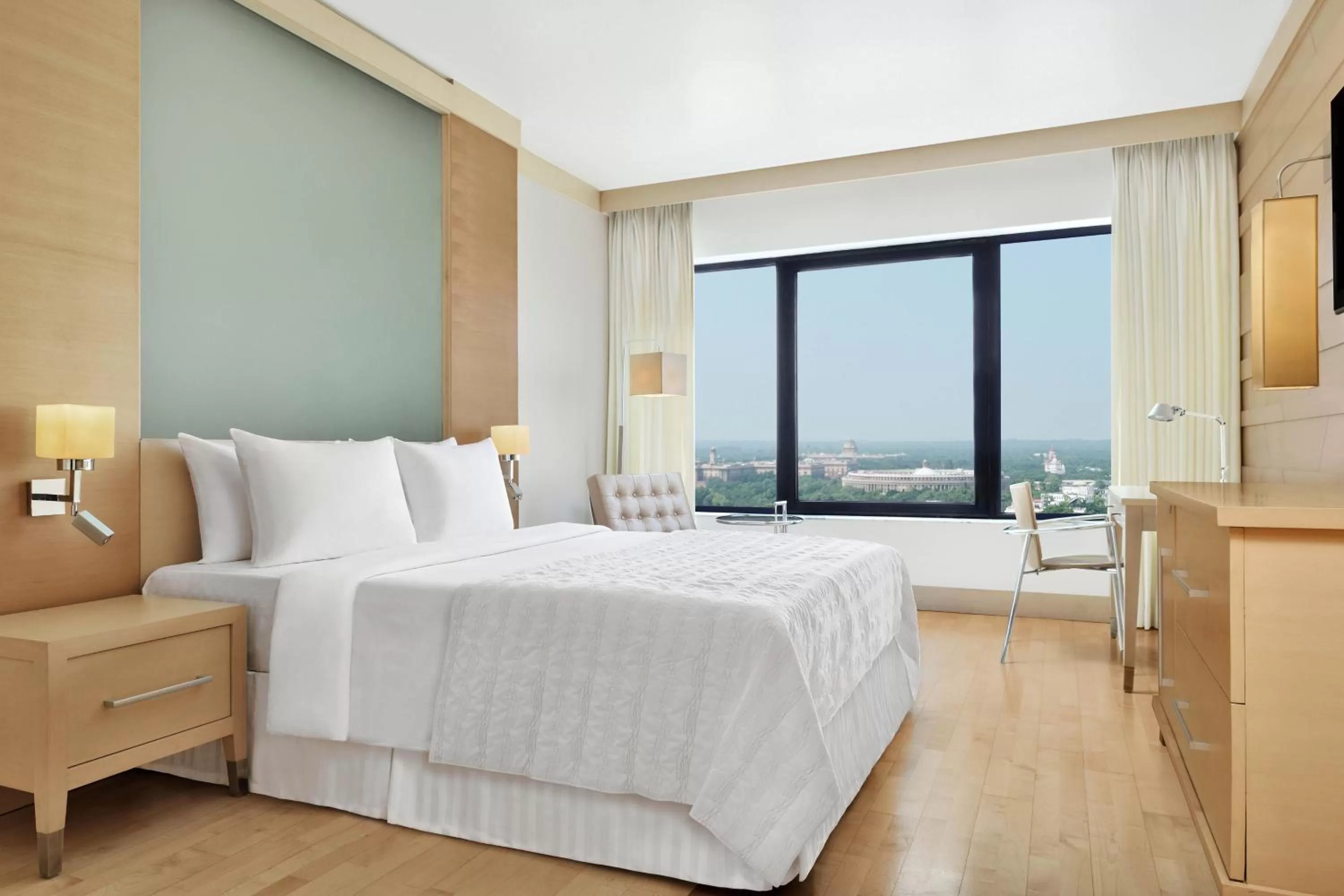 Photo of the whole room, Bed in Le Meridien New Delhi