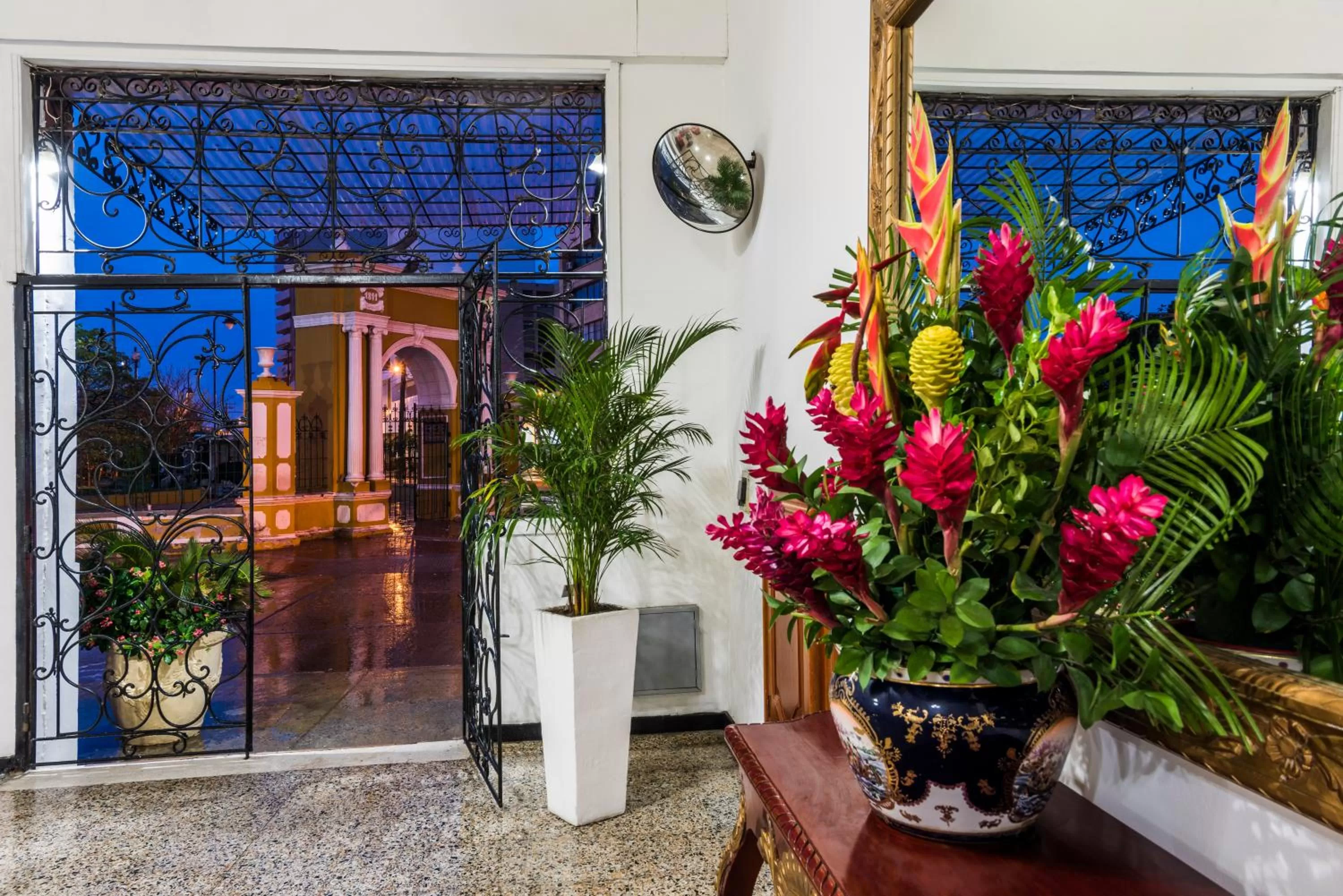Facade/entrance in Hotel Dorado Plaza Centro Histórico