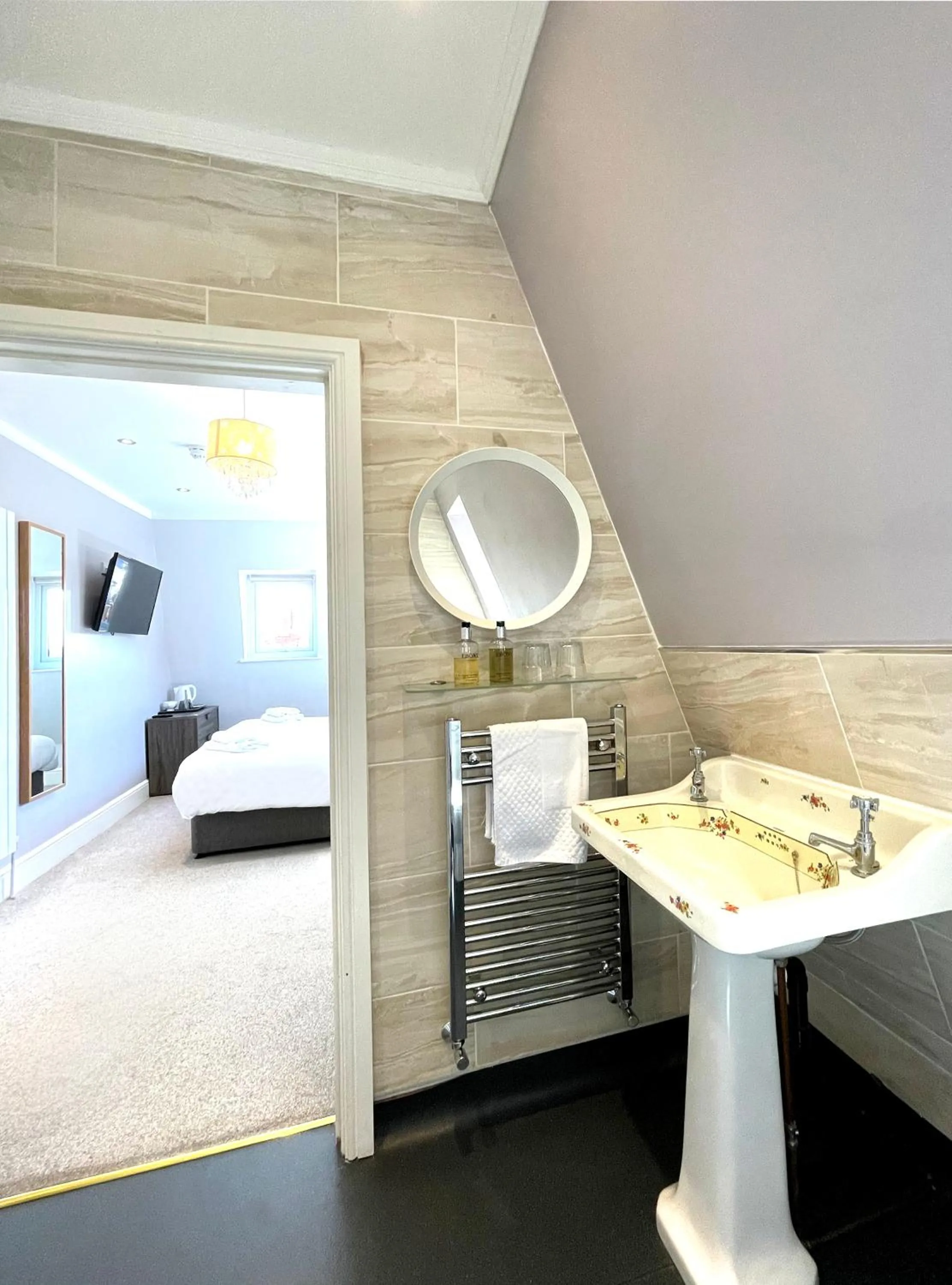 Bathroom, Bed in Dukes Folly Hotel