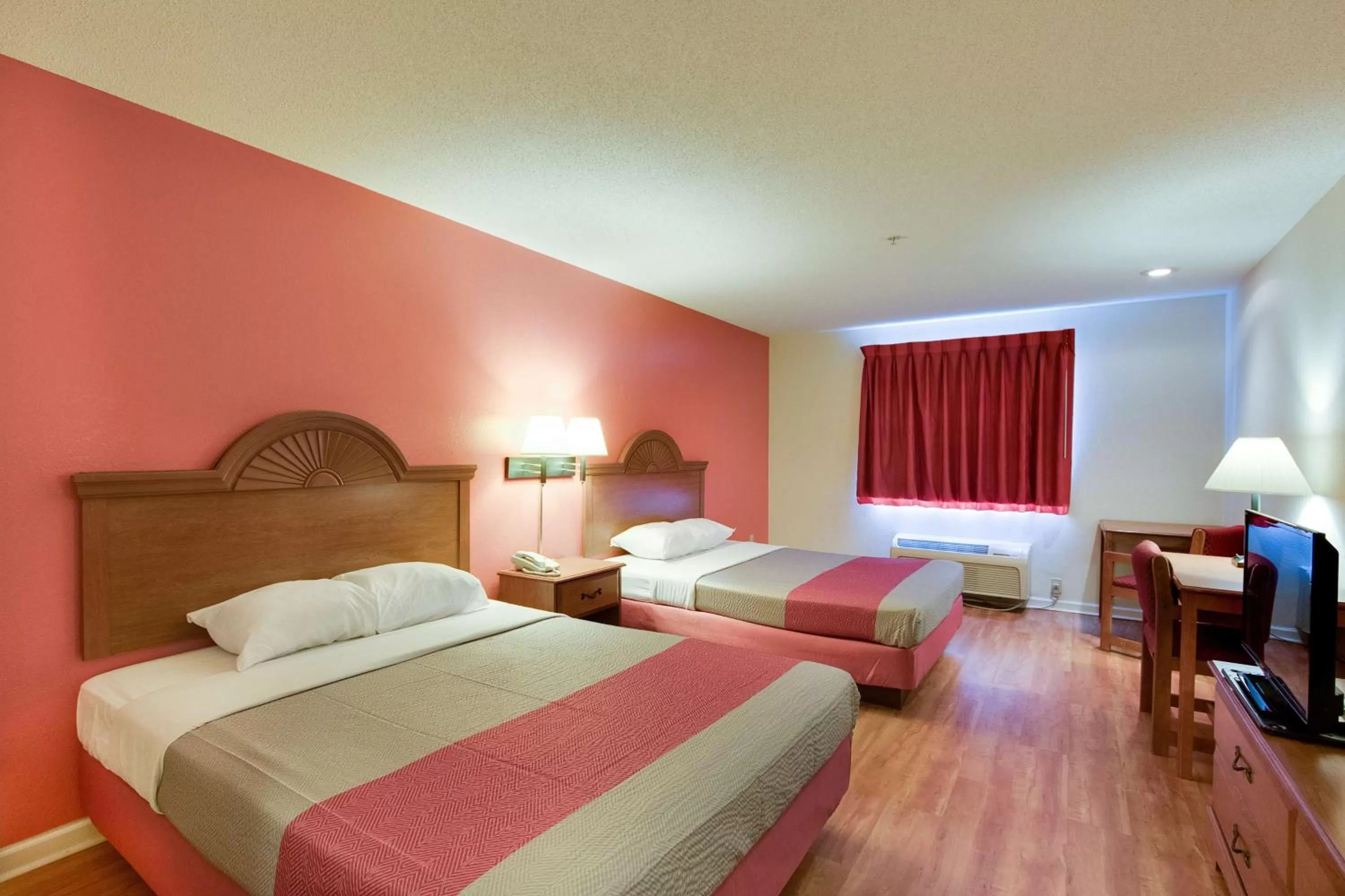 TV and multimedia, Bed in Motel 6-Hinesville, GA