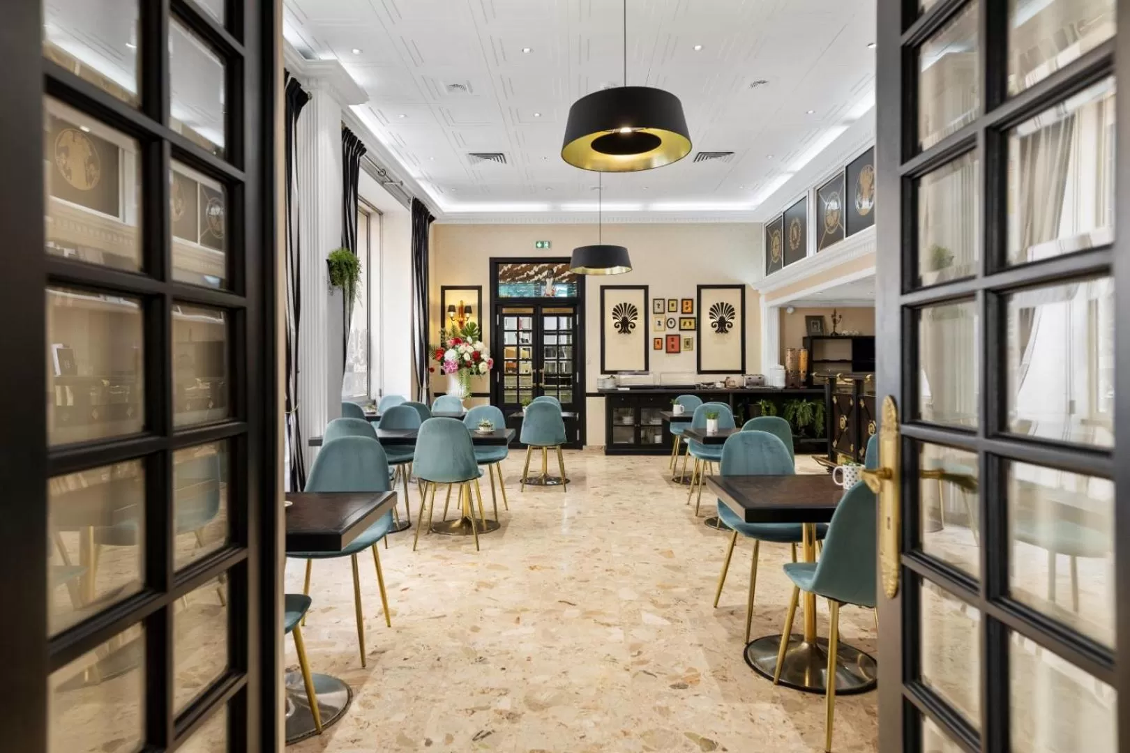 Lounge or bar in Napoleon