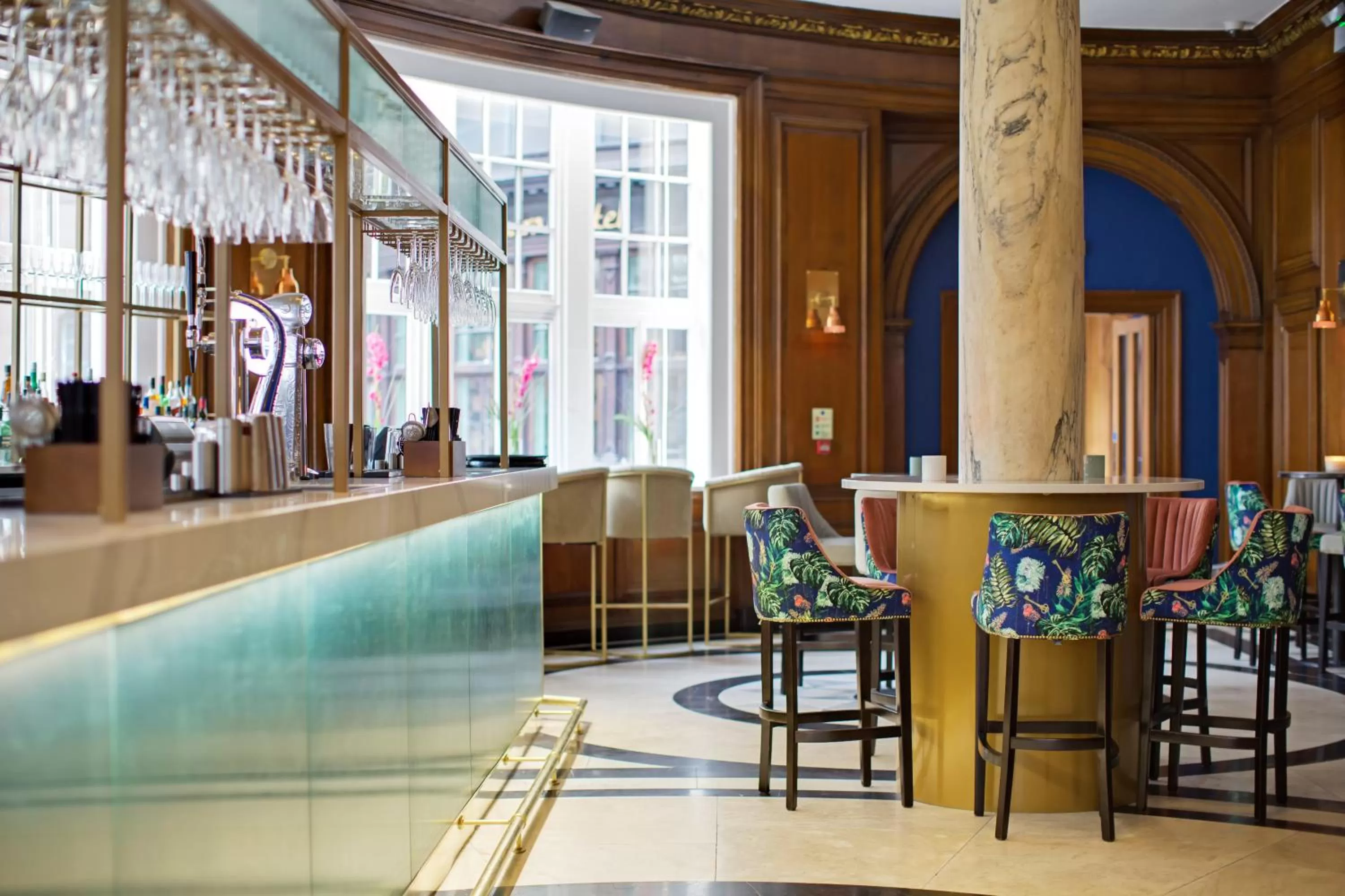 Lounge or bar in voco Grand Central Glasgow by IHG