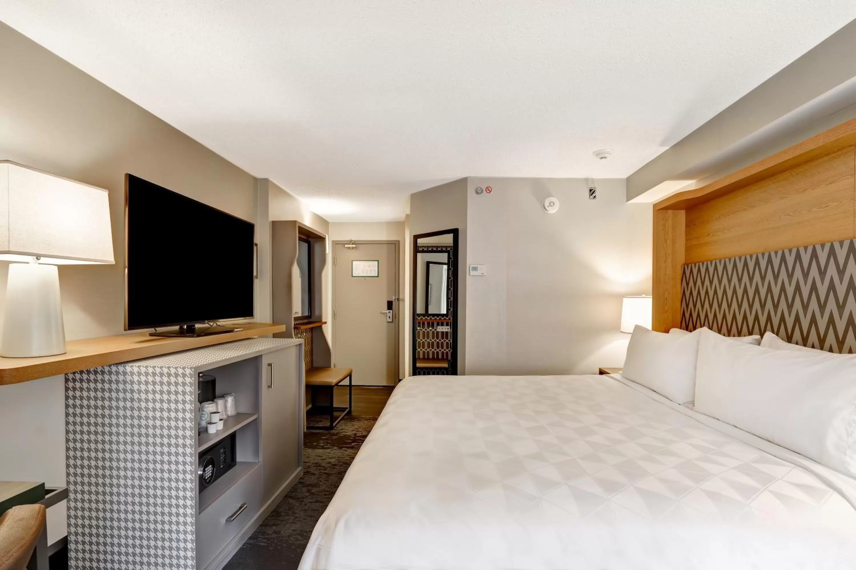 Photo of the whole room, Bed in Holiday Inn - Ottawa Dwtn - Parliament Hill by IHG