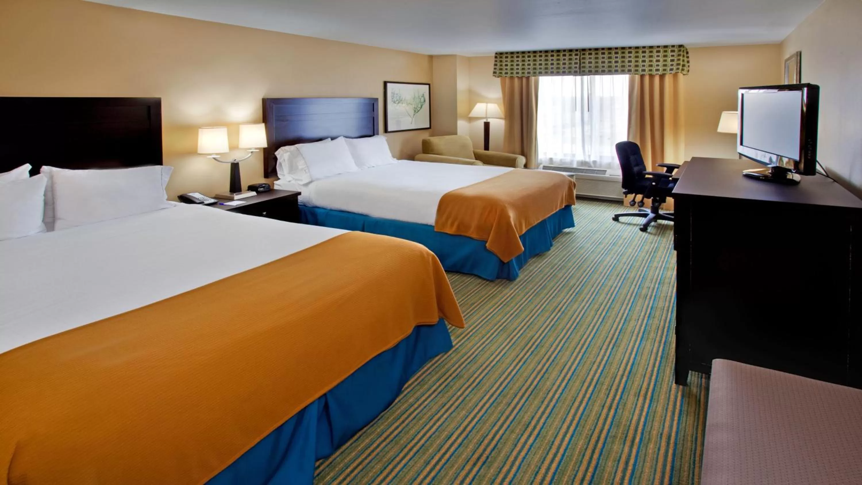 Photo of the whole room, Bed in Holiday Inn Express- Waterloo/Cedar Falls by IHG