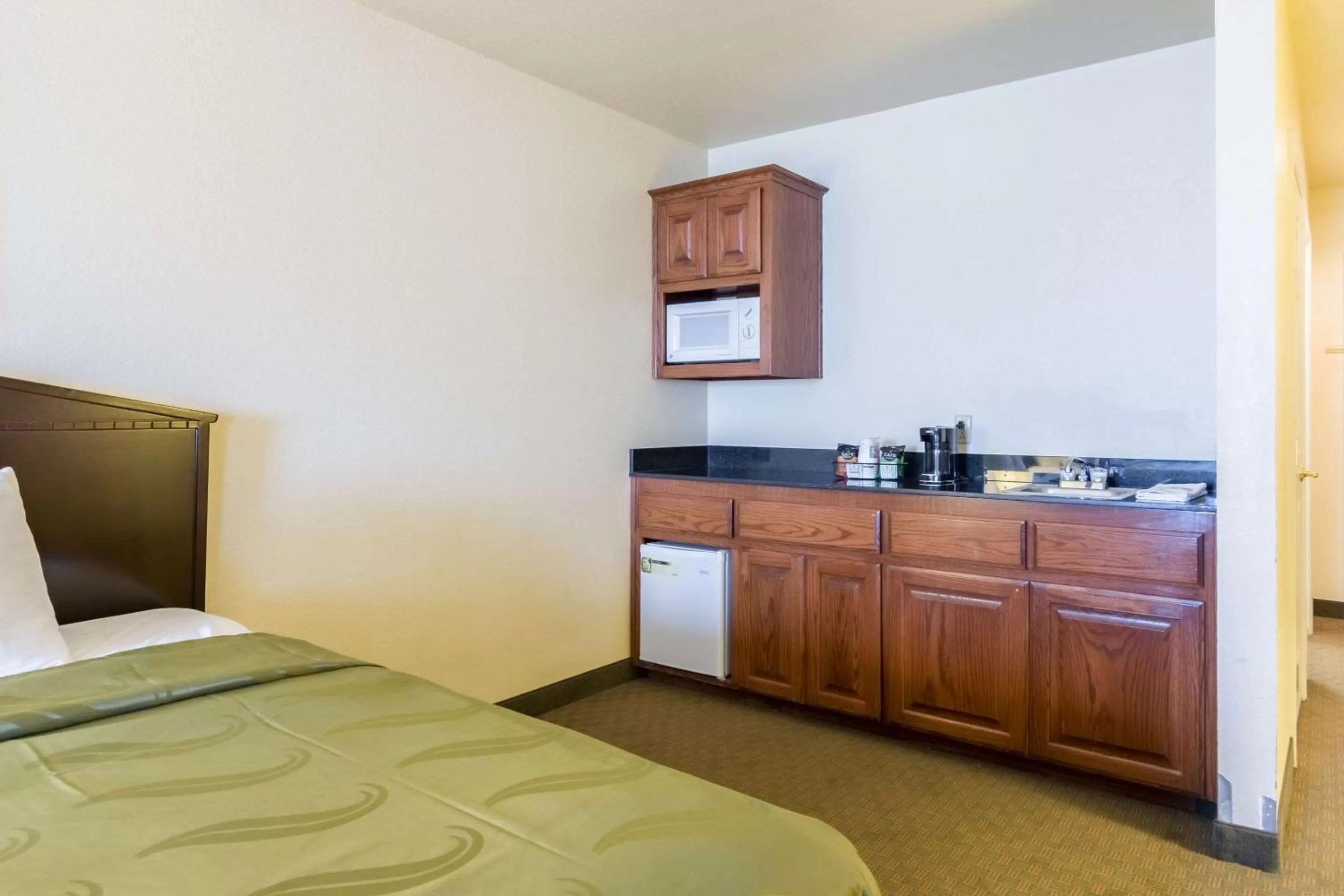 Bedroom, Bed in Quality Inn & Suites of Alma - Northeast from Fort Smith