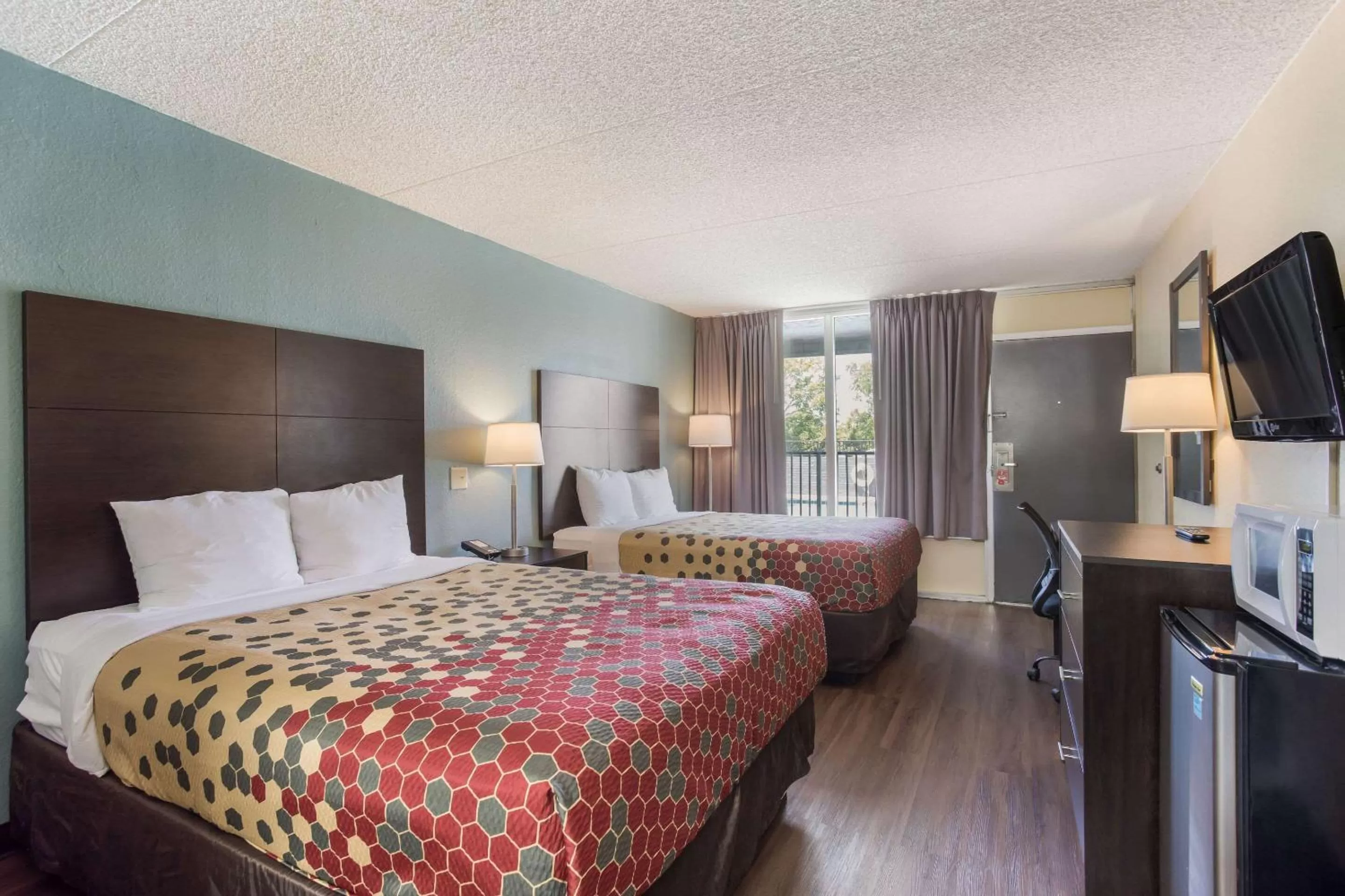 Photo of the whole room, Bed in Econo Lodge Gallatin - Metro Nashville